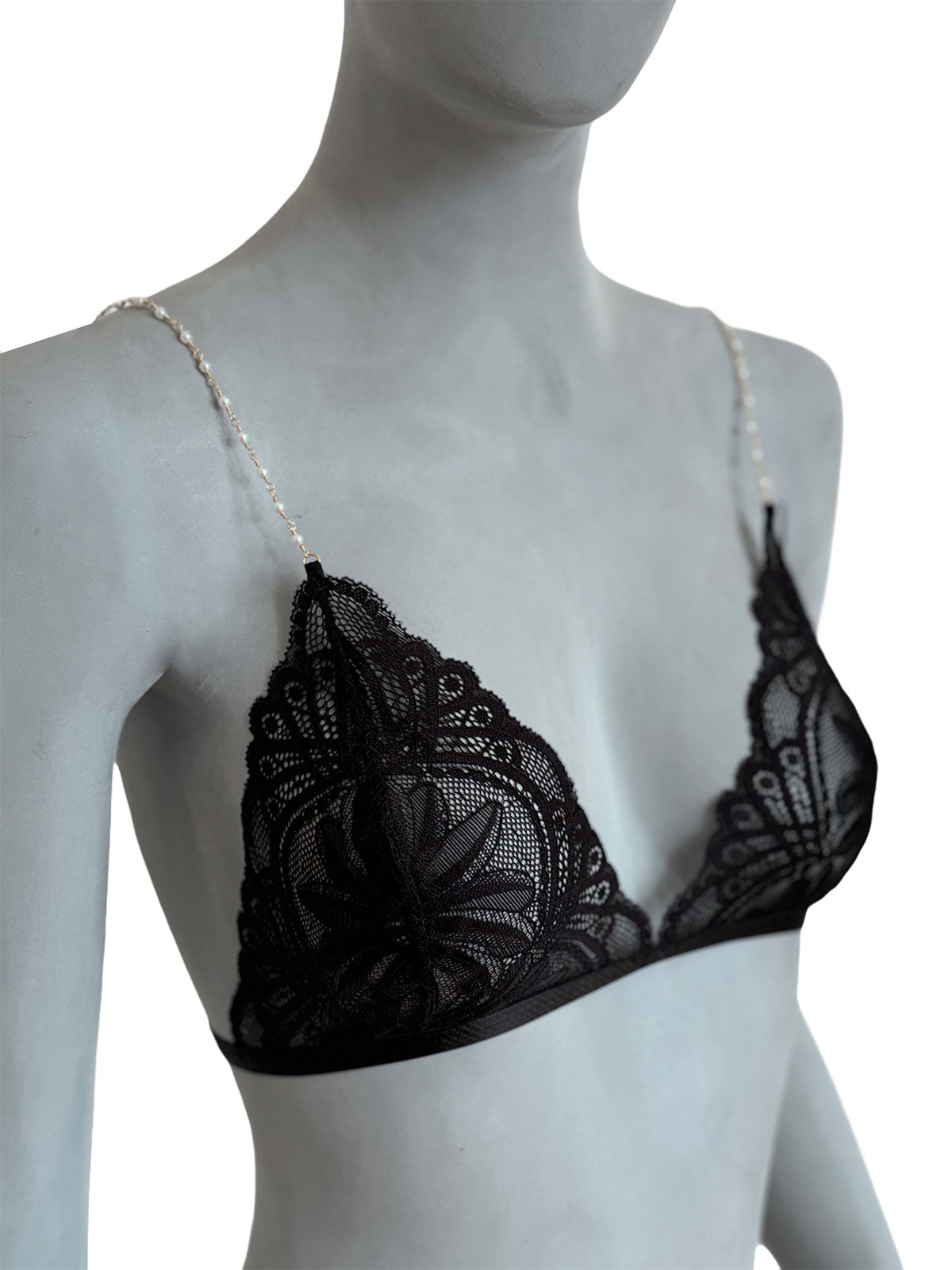 Sutiã Esther triângulo preto com renda floral, decote profundo triangular, alças em correntes de pérolas banhadas em ouro 18k, vista frontal lateral em manequim, lingerie design autoral artesanal Cisô Atelier