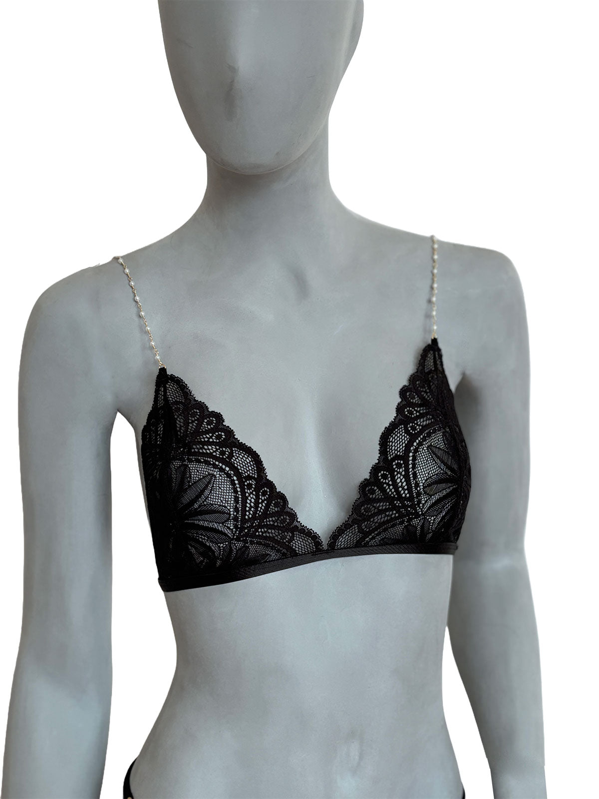 Sutiã Esther triângulo preto com renda floral, decote profundo triangular, alças em correntes de pérolas banhadas em ouro 18k, vista frontal em manequim, lingerie design autoral artesanal Cisô Atelier