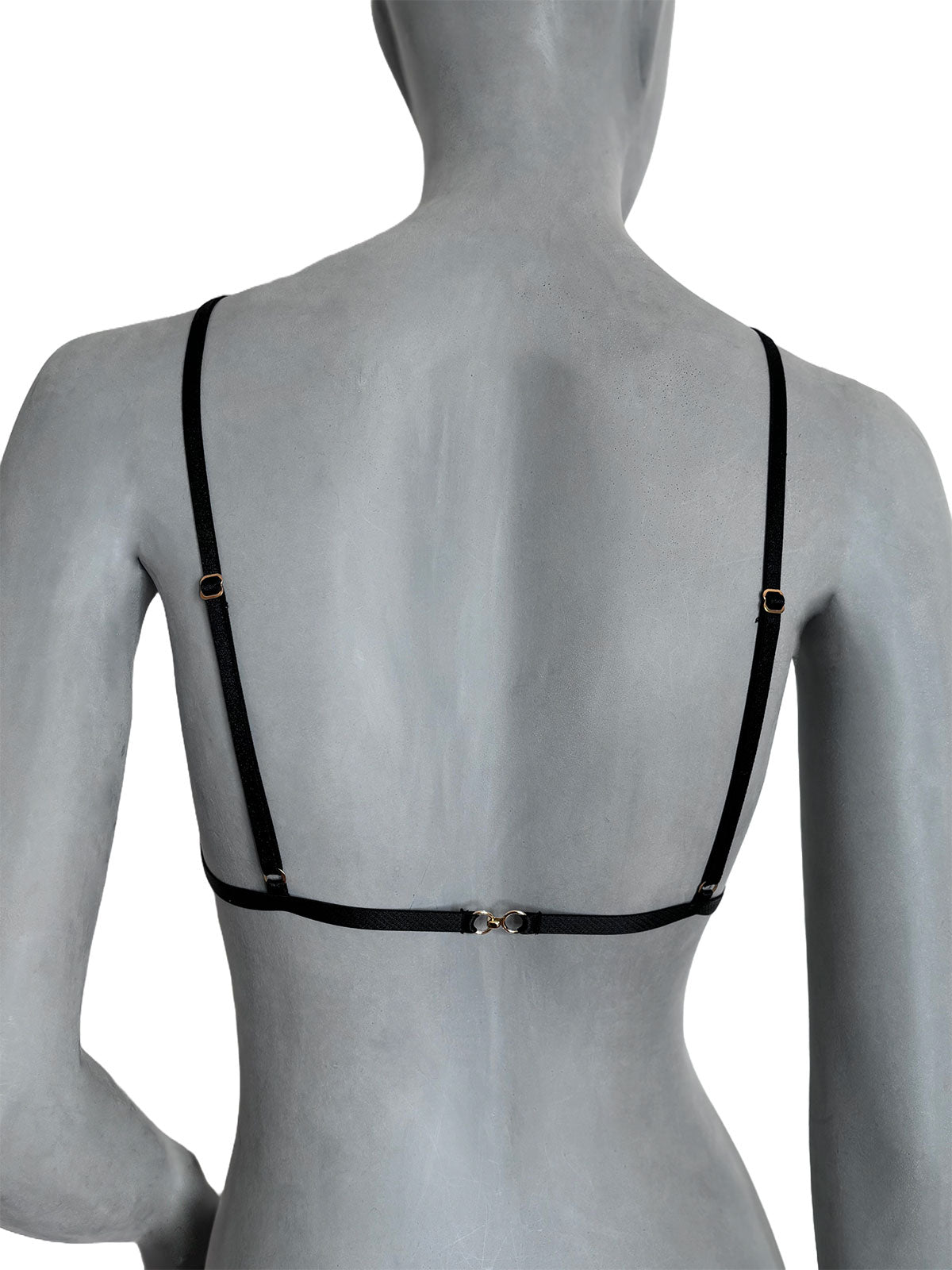 Sutiã Isa preto em tule transparente com alças finas pretas ajustáveis e fecho traseiro em metal, vista costas em manequim fundo neutro, lingerie sem bojo confortável design autoral Cisô Atelier