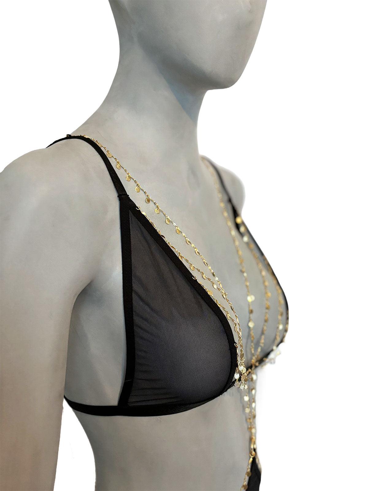Sutiã Isa preto em tule transparente com três correntes banhadas em ouro 18k descendo pelo decote, alças finas pretas ajustáveis, vista lateral em manequim fundo neutro, lingerie sem bojo artesanal Cisô Atelier
