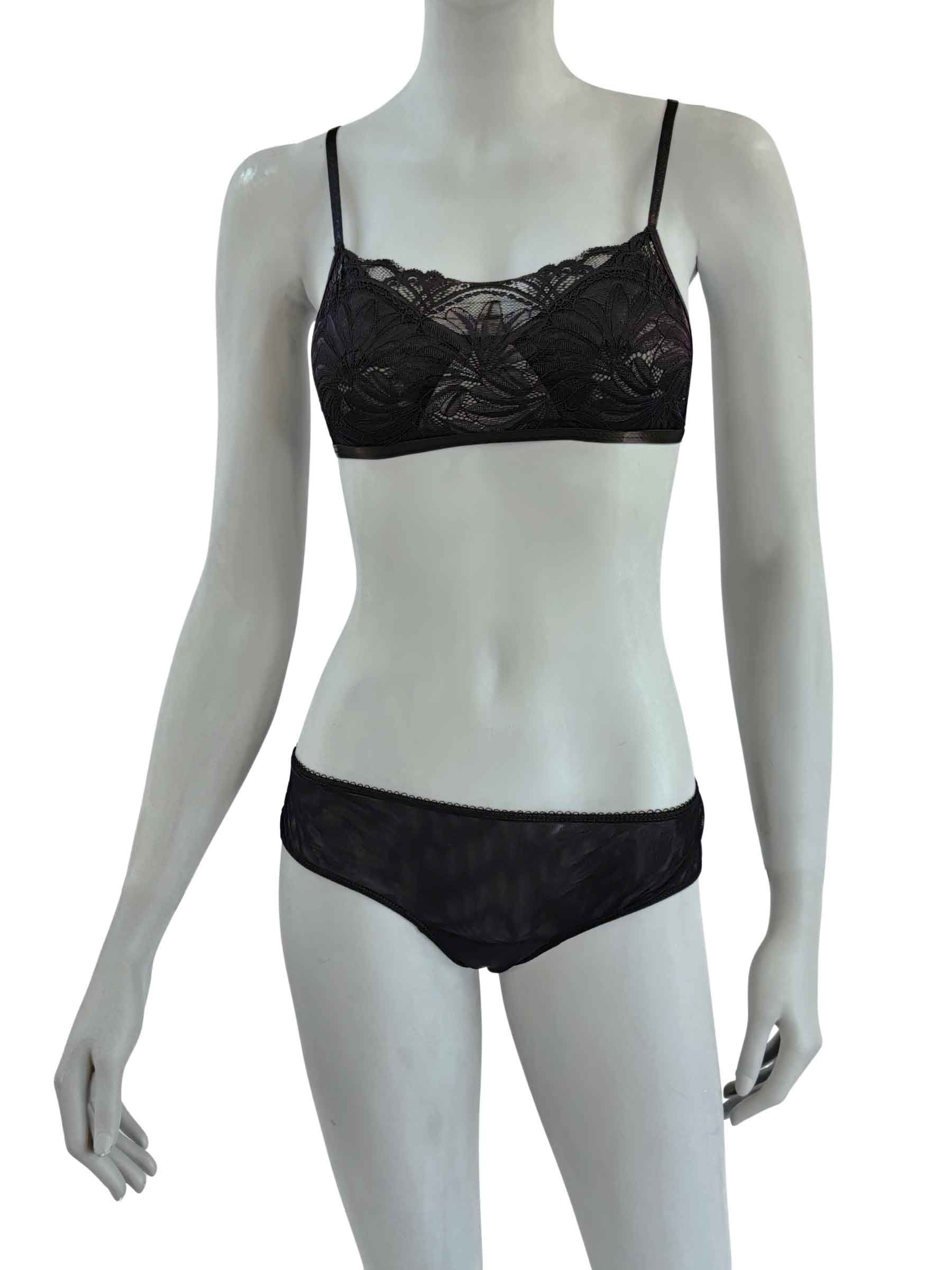 Sutiã Judy preto com renda floral em tule transparente, decote reto com acabamento em renda, alças finas ajustáveis, calcinha preta em tule, conjunto frontal em manequim fundo neutro, lingerie sem bojo artesanal Cisô Atelier