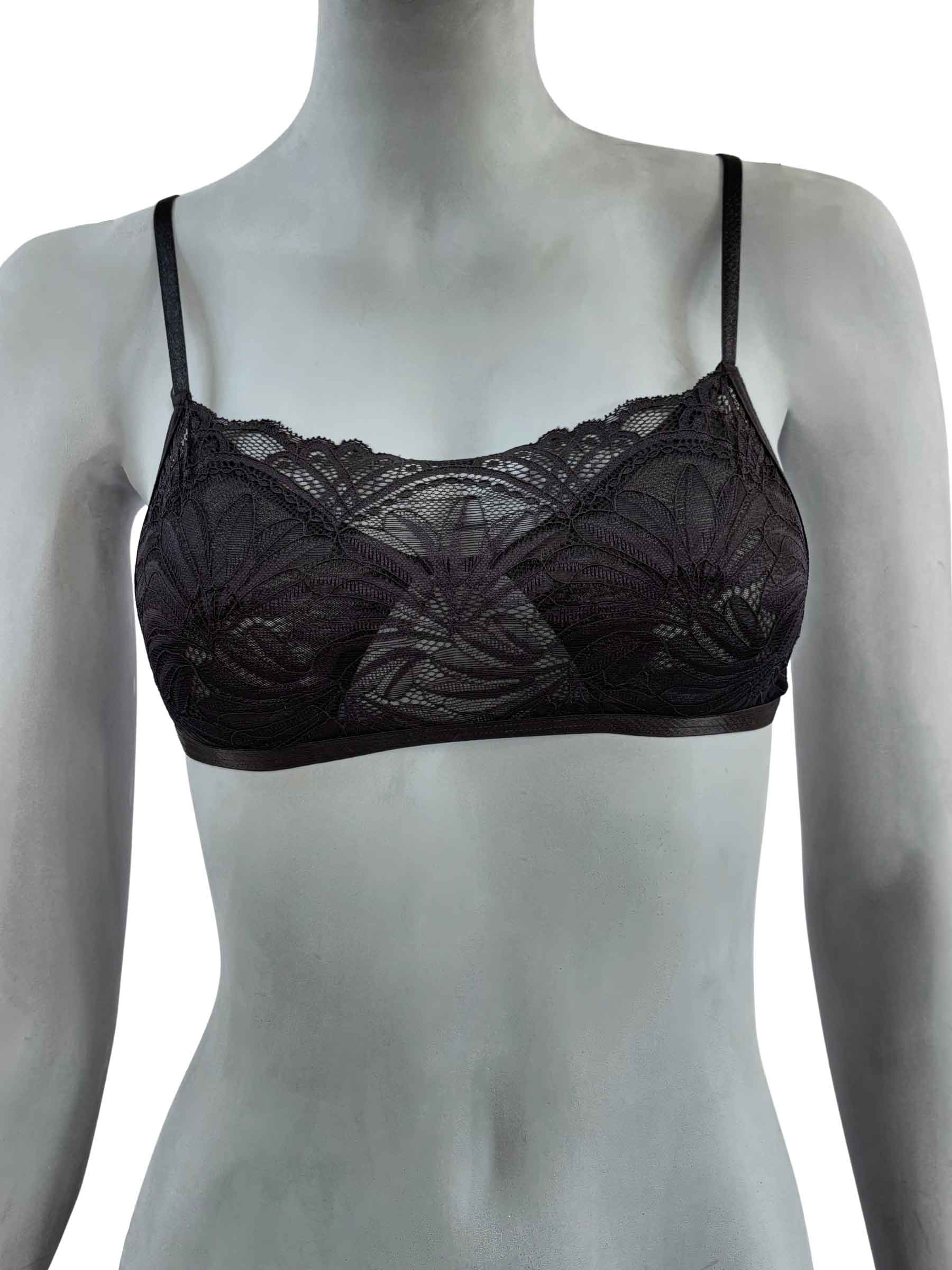 Sutiã Judy preto com renda floral em tule transparente, decote reto com acabamento em renda, alças finas pretas ajustáveis, vista frontal em manequim fundo neutro, lingerie sem bojo confortável design autoral Cisô Atelier