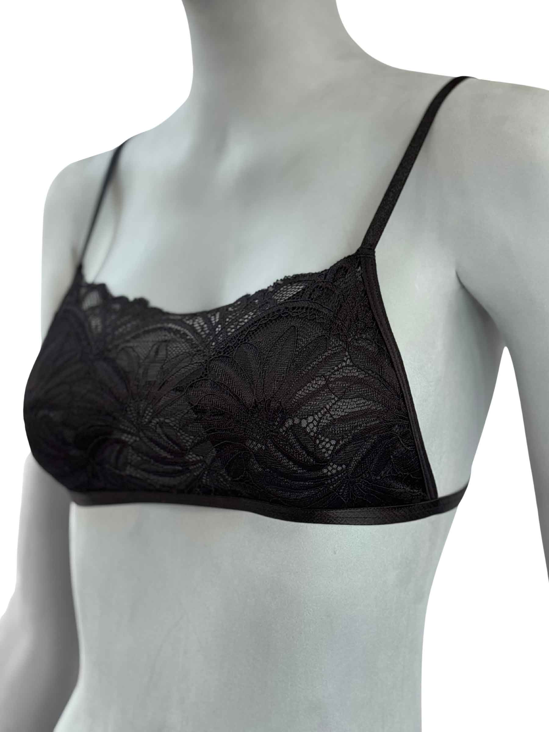 Sutiã Judy preto com renda floral em tule transparente, decote reto com acabamento em renda, alças finas pretas ajustáveis, vista lateral em manequim fundo neutro, lingerie sem bojo confortável design autoral Cisô Atelier