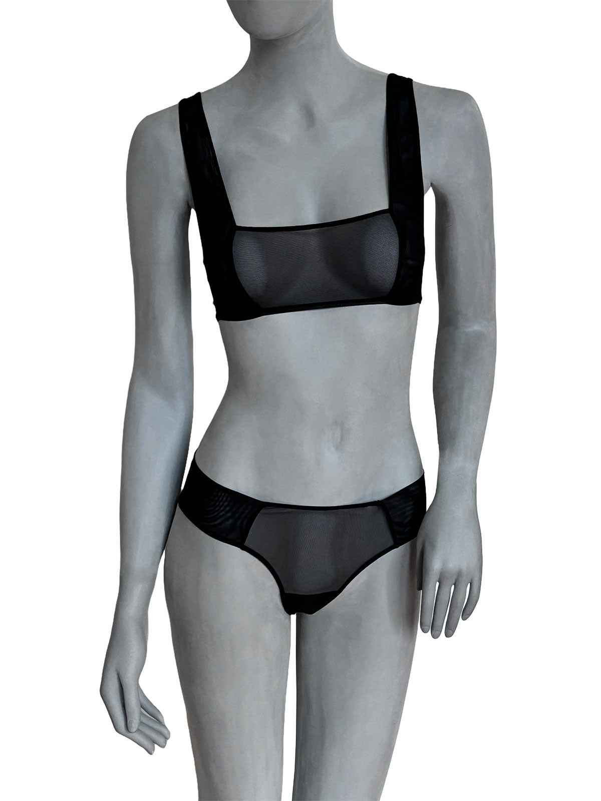 Sutiã Julie soft cup preto em tule transparente com alças largas em tule e decote reto, calcinha preta em tule, conjunto frontal em manequim fundo neutro, lingerie sem bojo artesanal Cisô Atelier