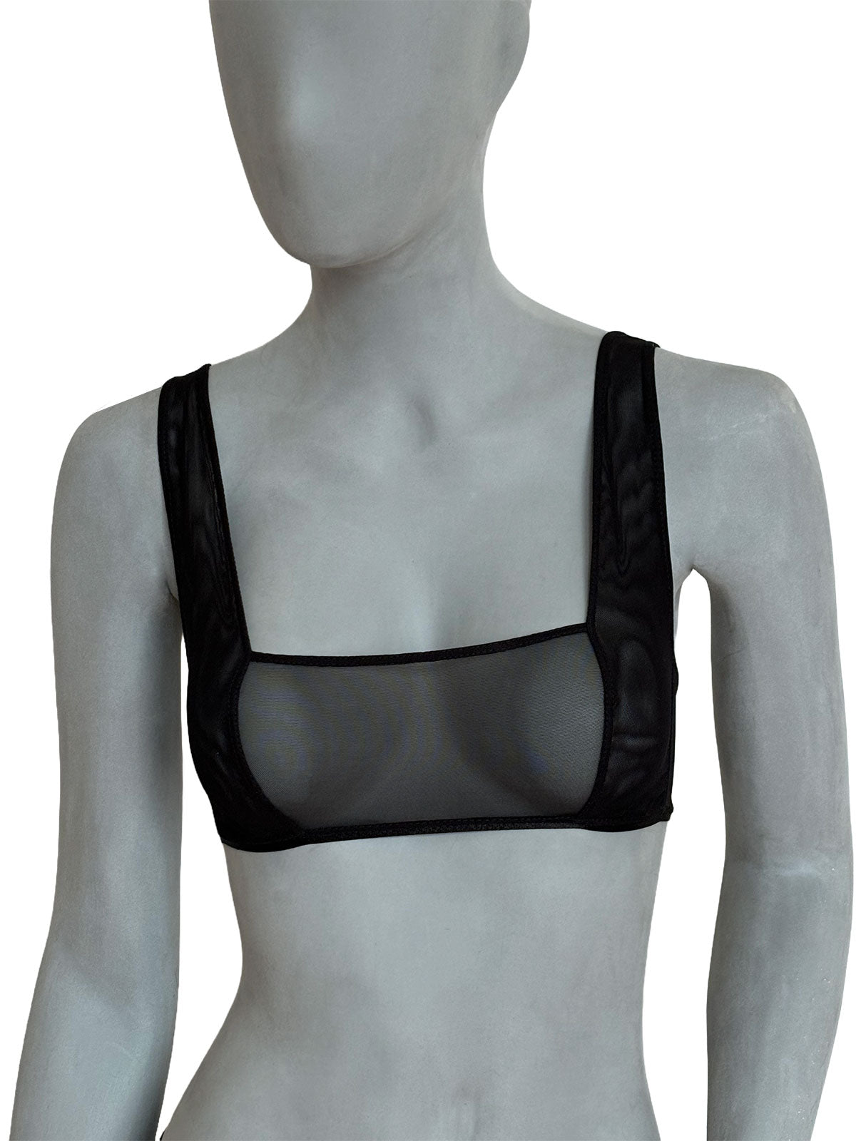 Sutiã Julie preto soft cup em tule transparente com alças largas em tule e decote reto, vista frontal em manequim fundo neutro, lingerie sem bojo confortável design autoral Cisô Atelier