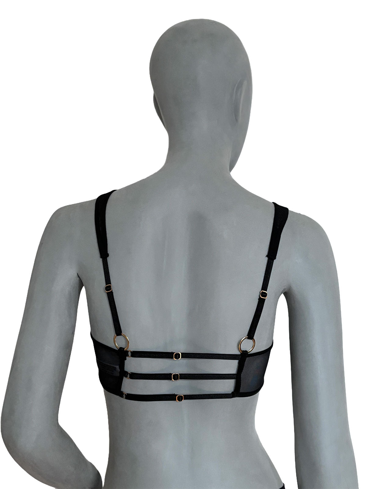 Sutiã Julie preto em tule transparente com alças largas pretas ajustáveis, três tiras horizontais em tule com detalhes em ouro, vista costas alternativa em manequim fundo neutro, lingerie sem bojo confortável design autoral Cisô Atelier