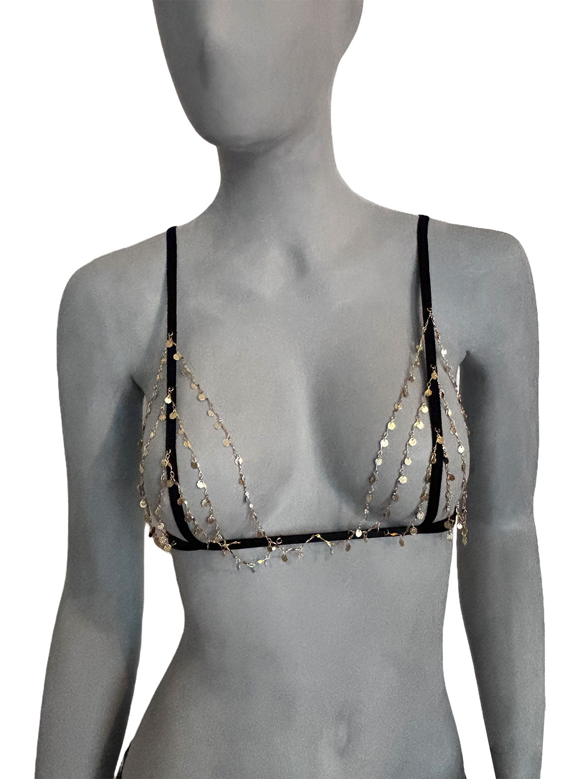 Sutiã Justine preto com correntes banhadas em ouro 18k, pingentes dourados no decote triangular, gypsy, alças finas pretas ajustáveis, vista frontal em manequim fundo neutro, lingerie sem bojo confortável design autoral Cisô Atelier