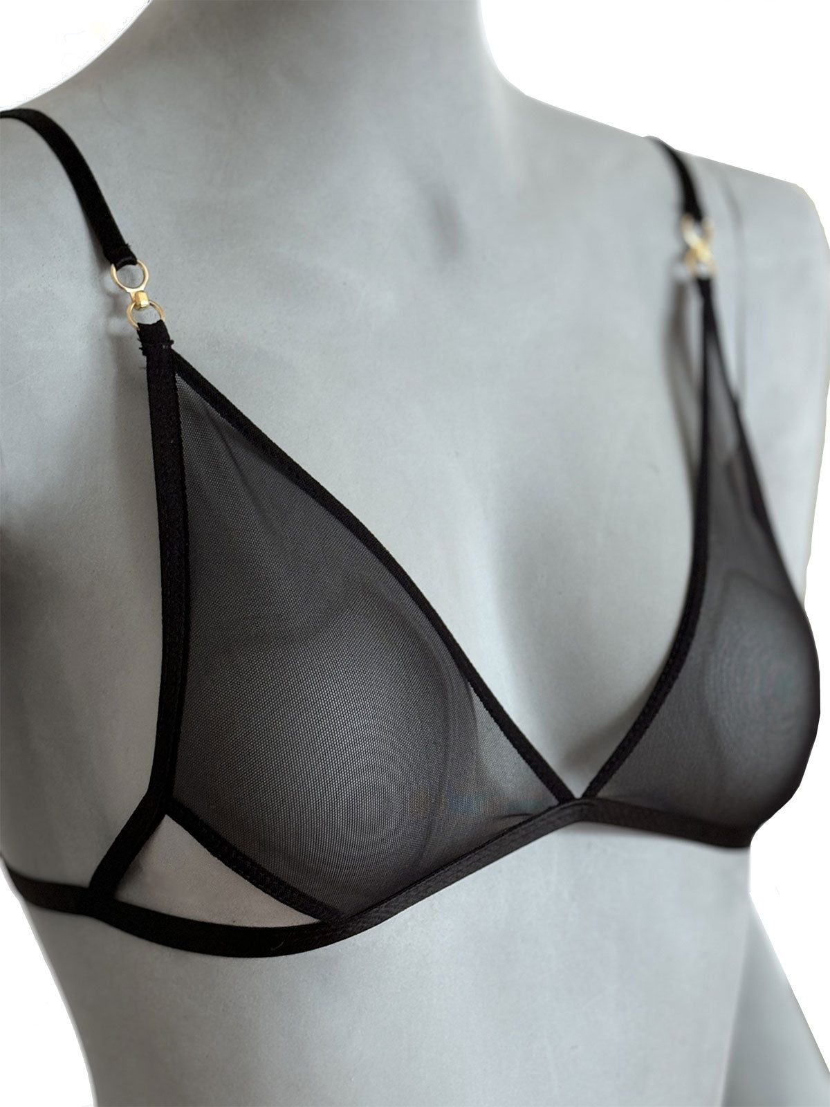 Sutiã Lauren preto em tule transparente com decote triangular profundo, alça fina preta ajustável com detalhes dourados, detalhe lateral em manequim fundo neutro, lingerie sem bojo artesanal Cisô Atelier