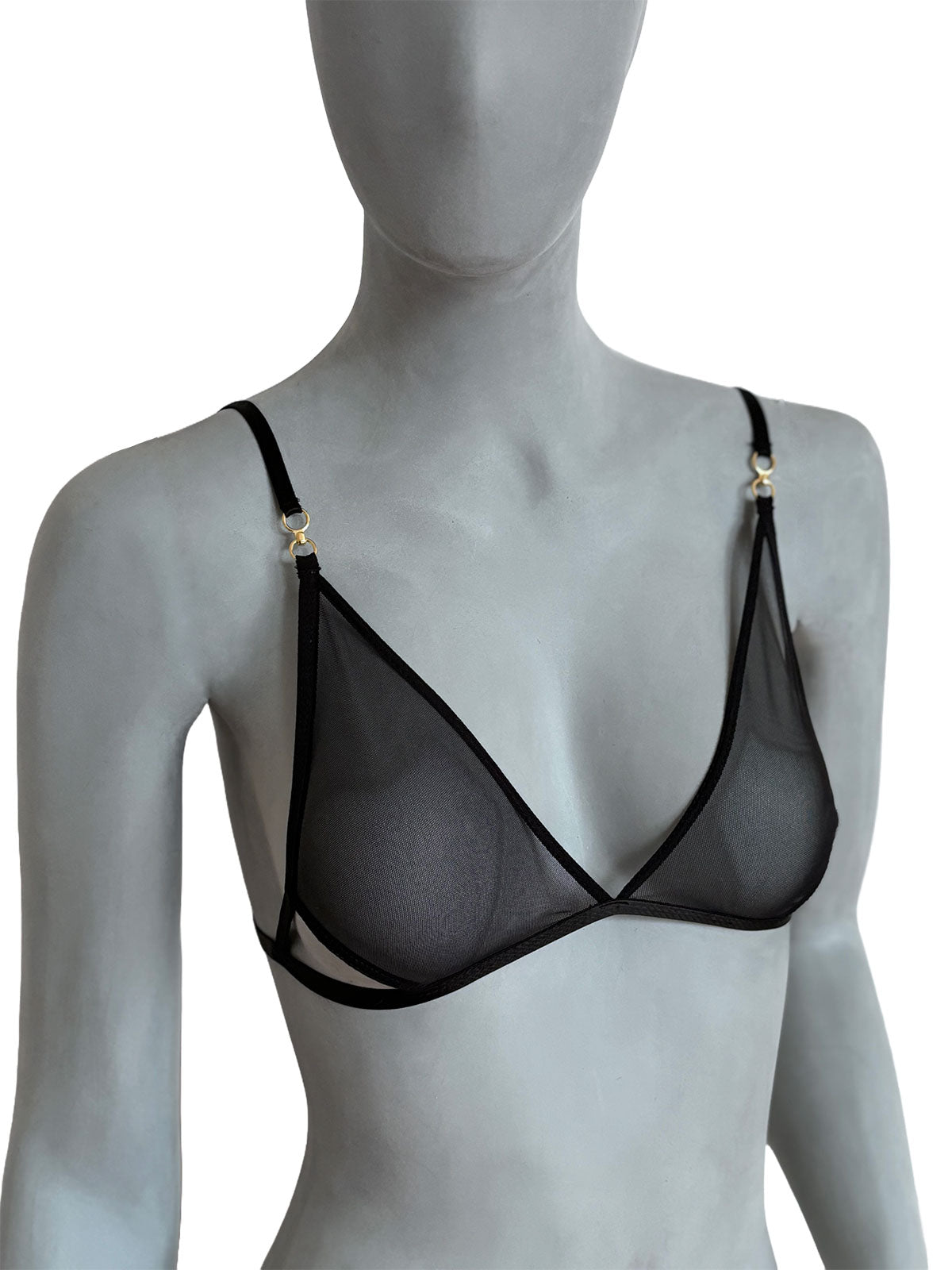 Sutiã Lauren preto em tule transparente com decote triangular profundo e recortes estratégicos, alças finas pretas ajustáveis com detalhes dourados, vista frontal completa em manequim fundo neutro, lingerie sem bojo confortável design autoral Cisô Atelier
