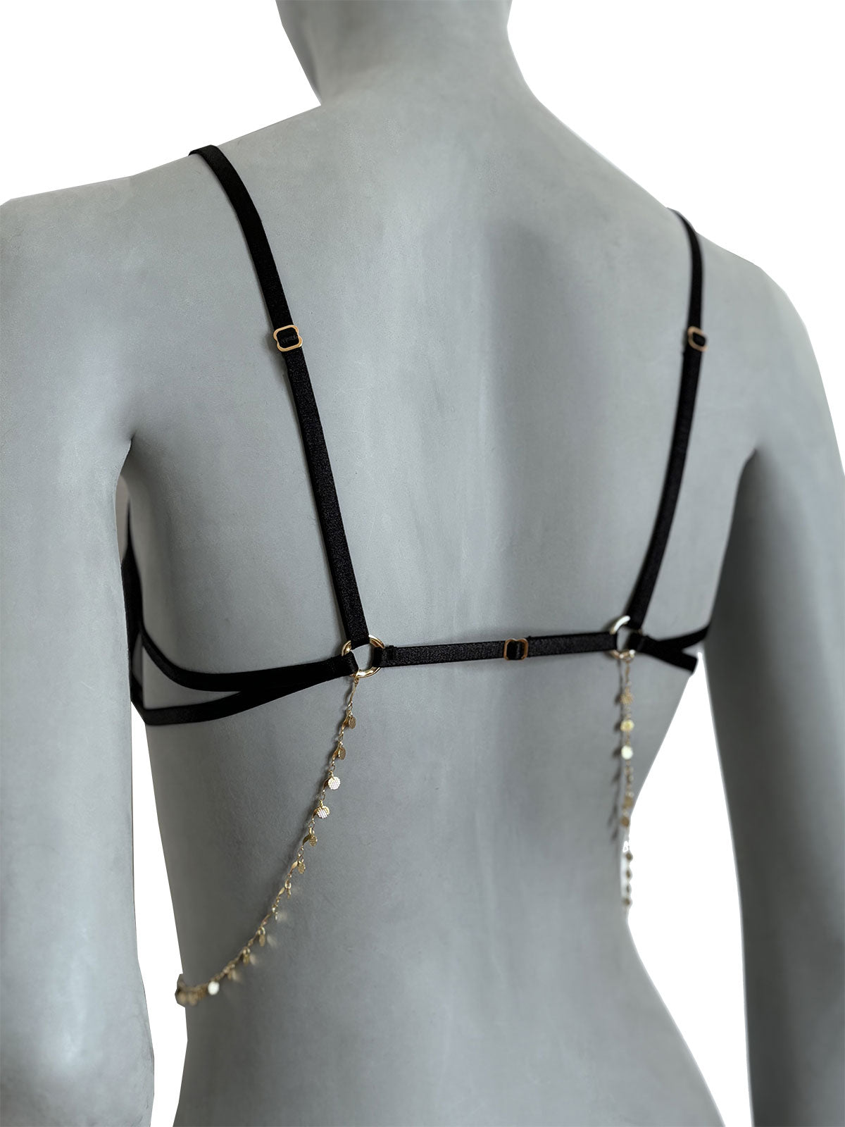 Vista traseira do Sutiã Margot Cisô Atelier com elásticos pretos reguláveis e corrente dourada descendo pelas costas e argolas que dão um toque de design