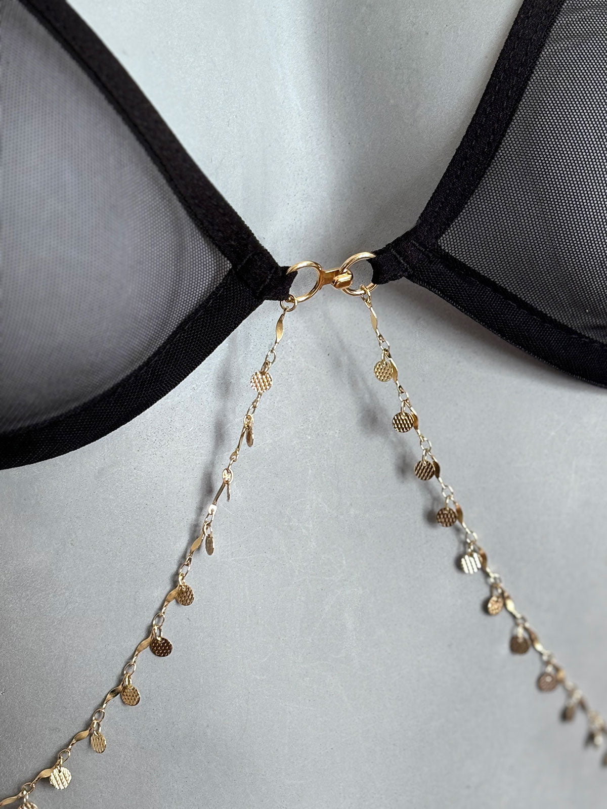 Detalhe do fecho central do Sutiã Margot com corrente dourada e pingentes texturizados (gypsy), acabamento artesanal em ouro 18k