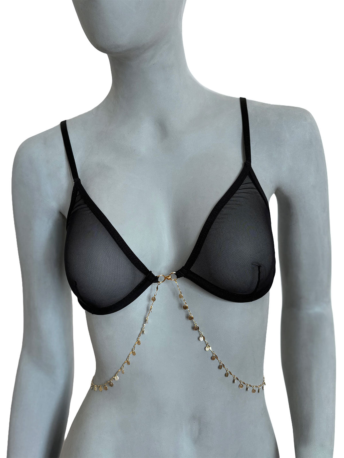 Sutiã Margot Cisô Atelier em tule preto com transparencia, com corrente dourada delicada banhada a ouro 18k, conectando as taças com seu fecho frontal em metal, vista frontal em manequim