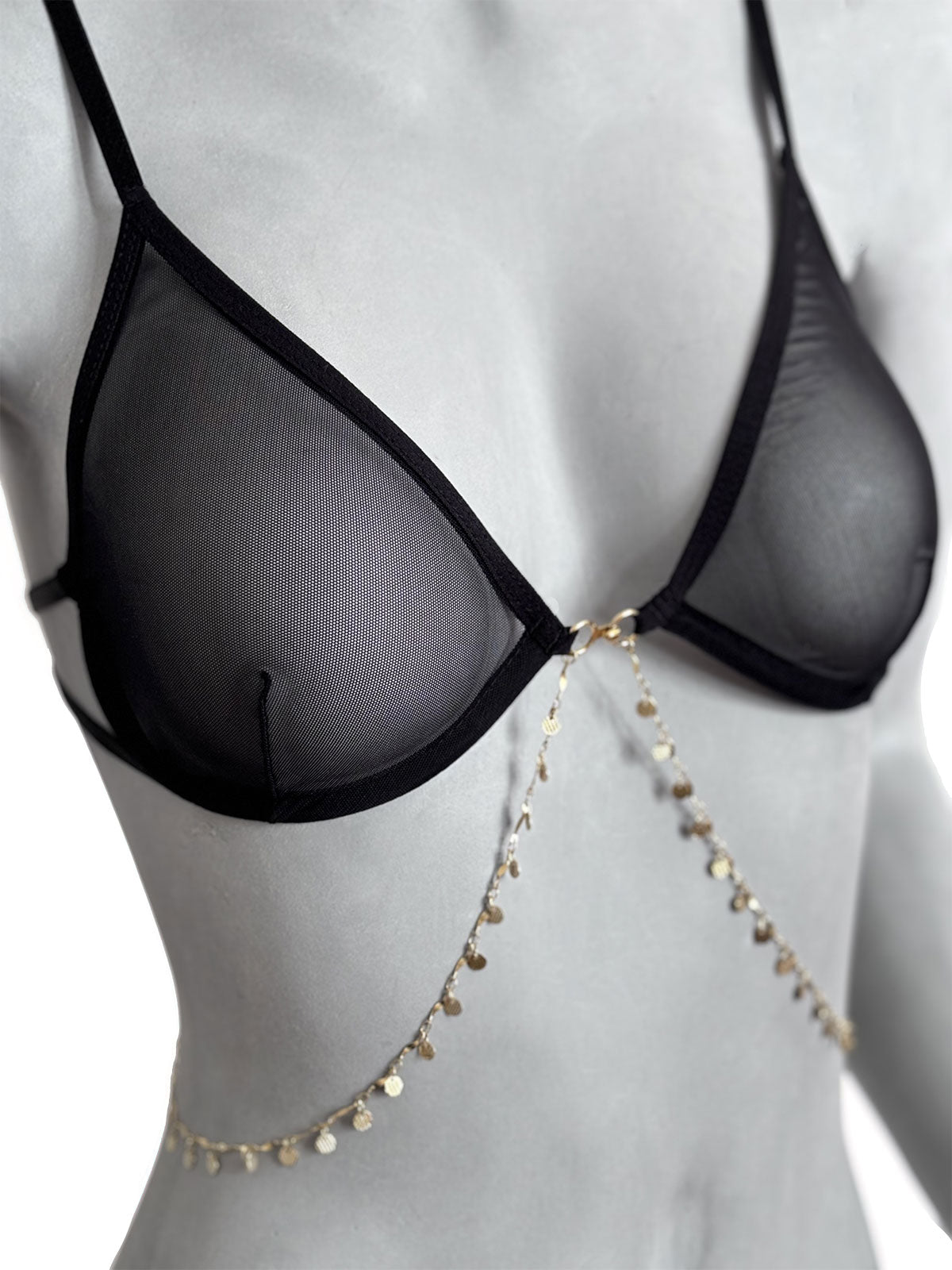 Sutiã Margot em tule preto com corrente dourada caindo suavemente entre as taças, vista lateral mostrando transparência e delicadeza do sutiã Cisô