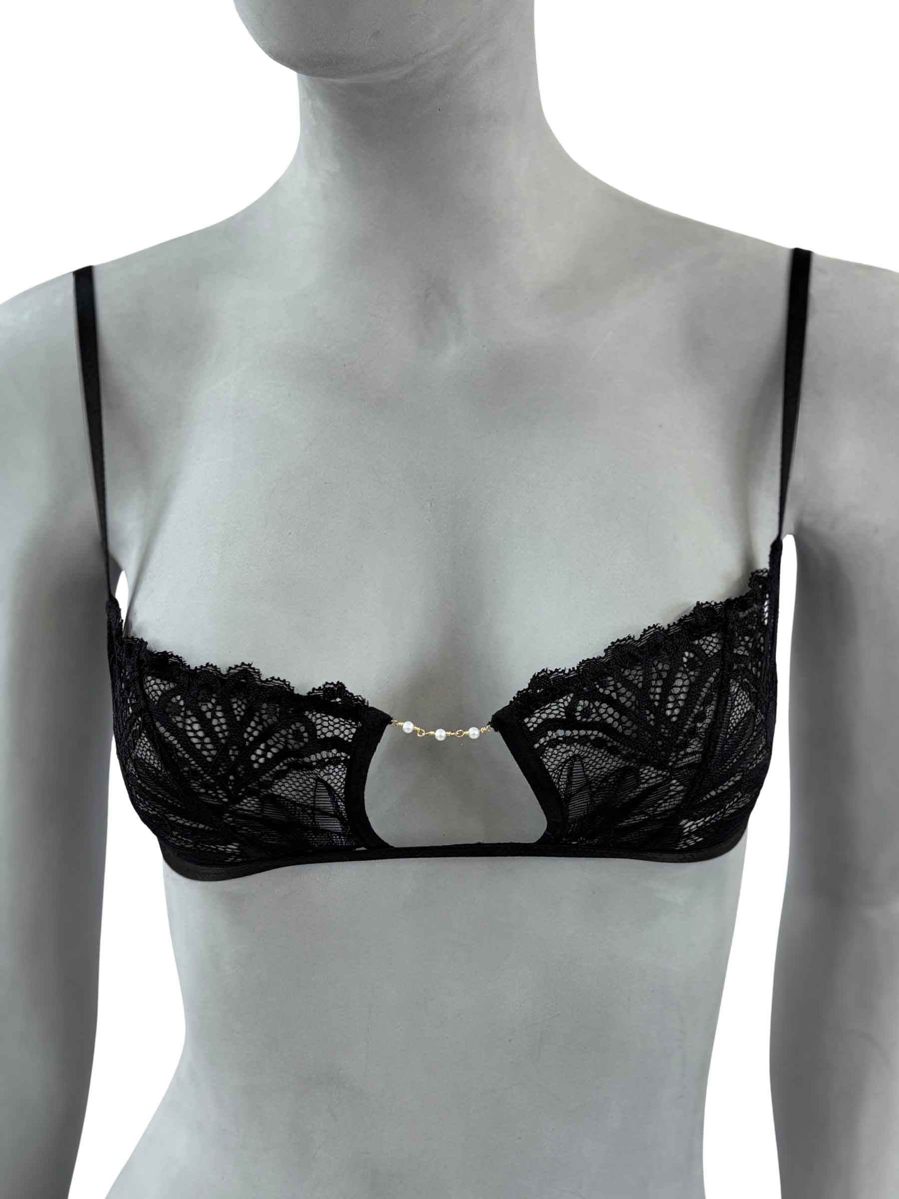 Sutiã Zoe Cisô Atelier em renda floral preta com detalhe de pérolas no decote, vista frontal mostrando design romântico e sofisticado