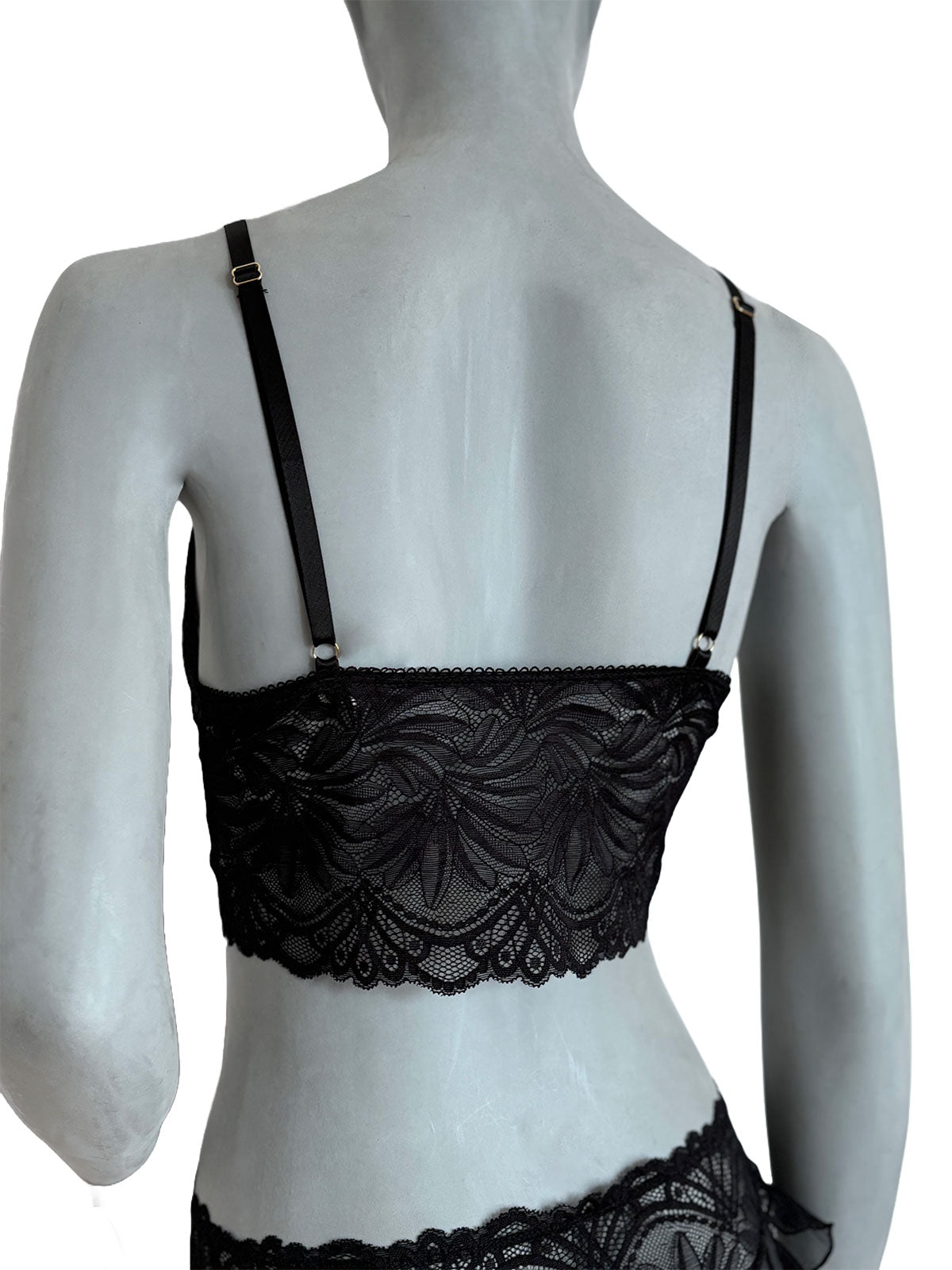 Sutiã Kamila preto em renda floral, alças finas pretas ajustáveis, vista costas detalhe em manequim fundo neutro, lingerie com aro, sem bojo, confortável design autoral Cisô Atelier