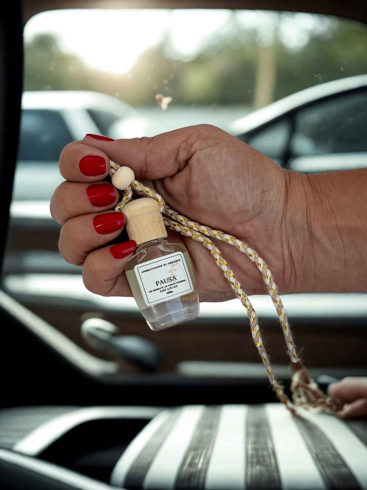 Aromatizador Pausa 10ml Cisô no interior de um carro, criando memória olfativa única