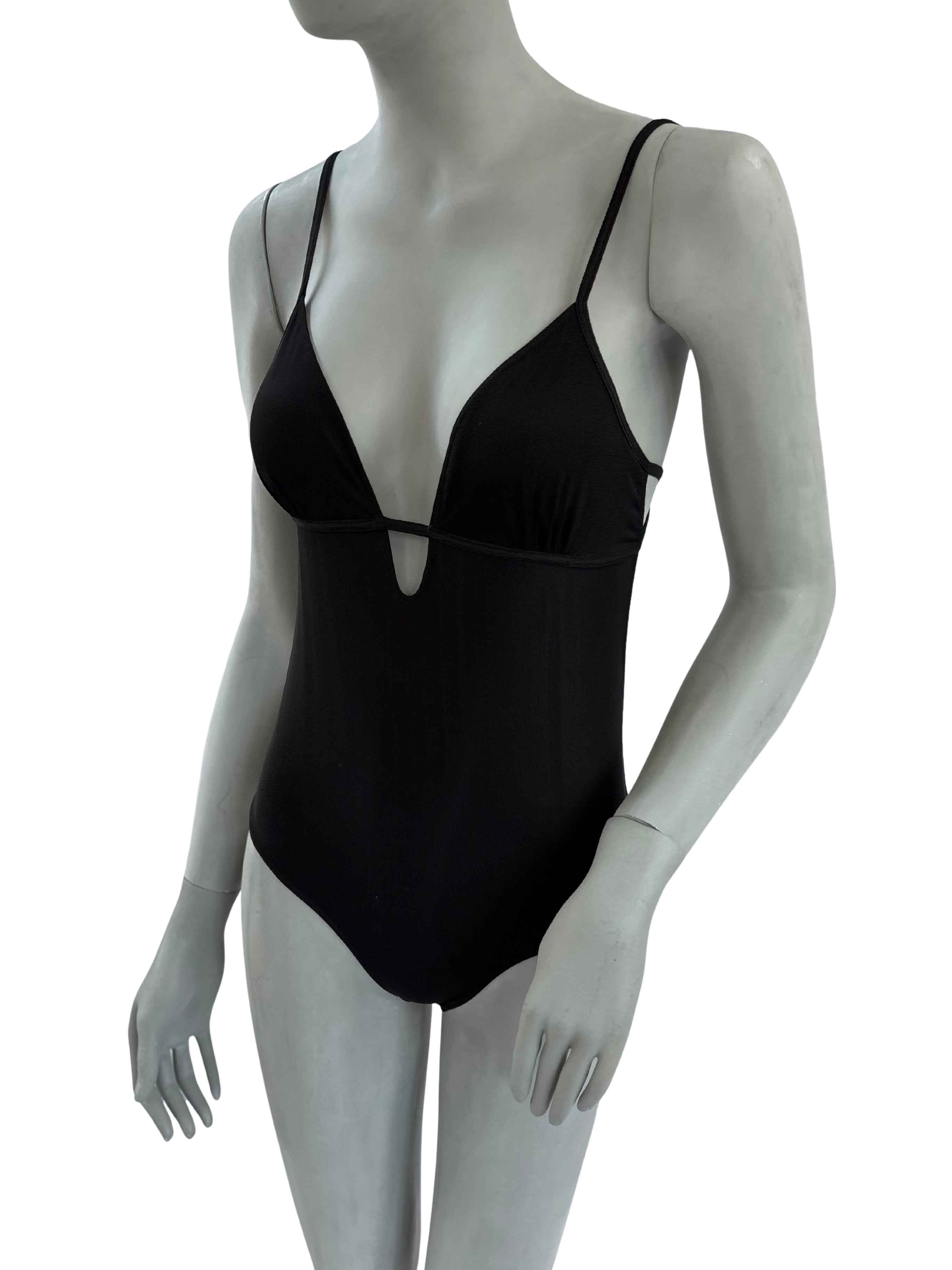 Body Cleopatra Cisô em preto com decote profundo em V e recortes laterais, vista frontal