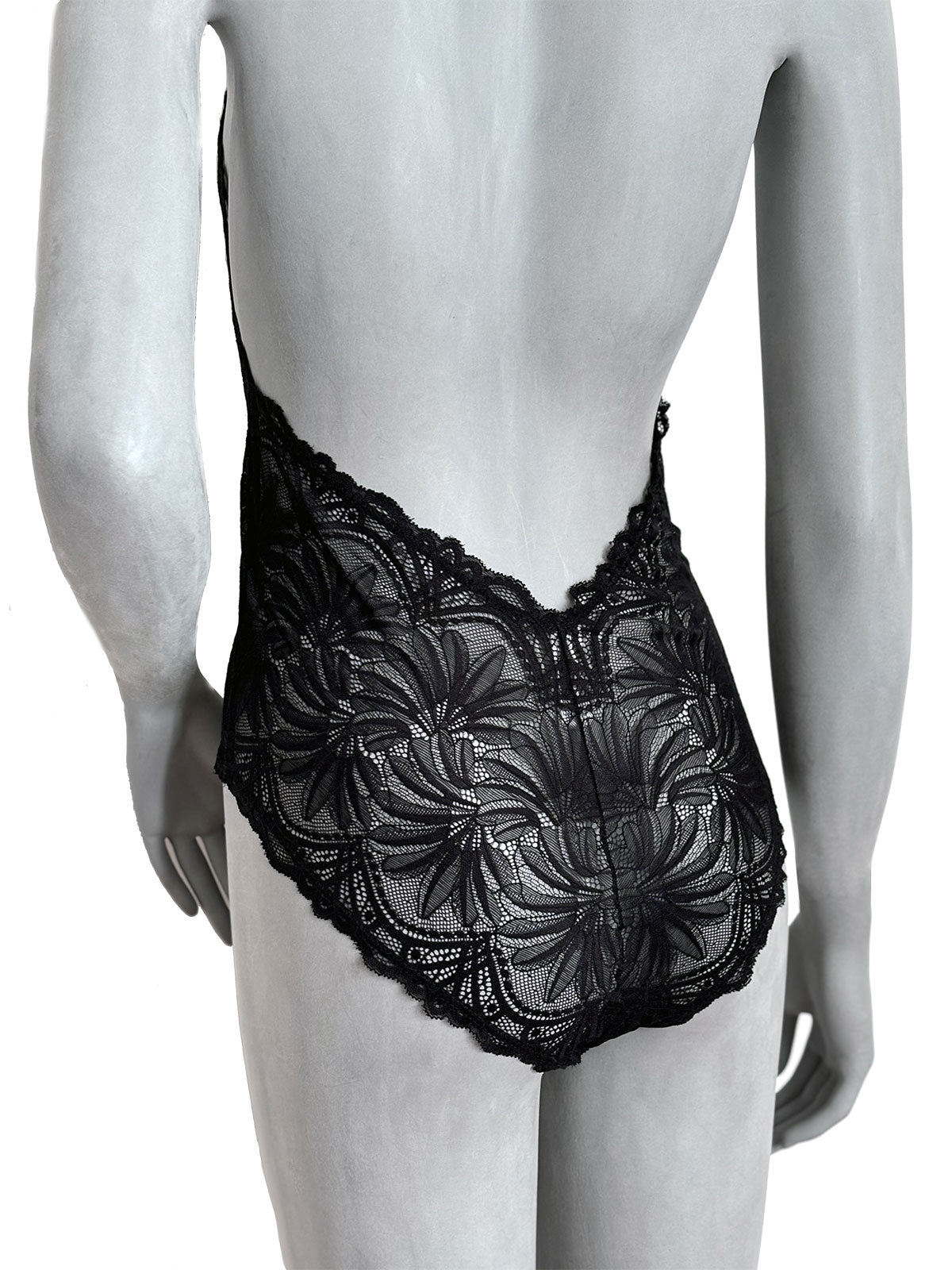 Costas do body Flavia Cisô em renda preta com design aberto e alças finas, lingerie artesanal