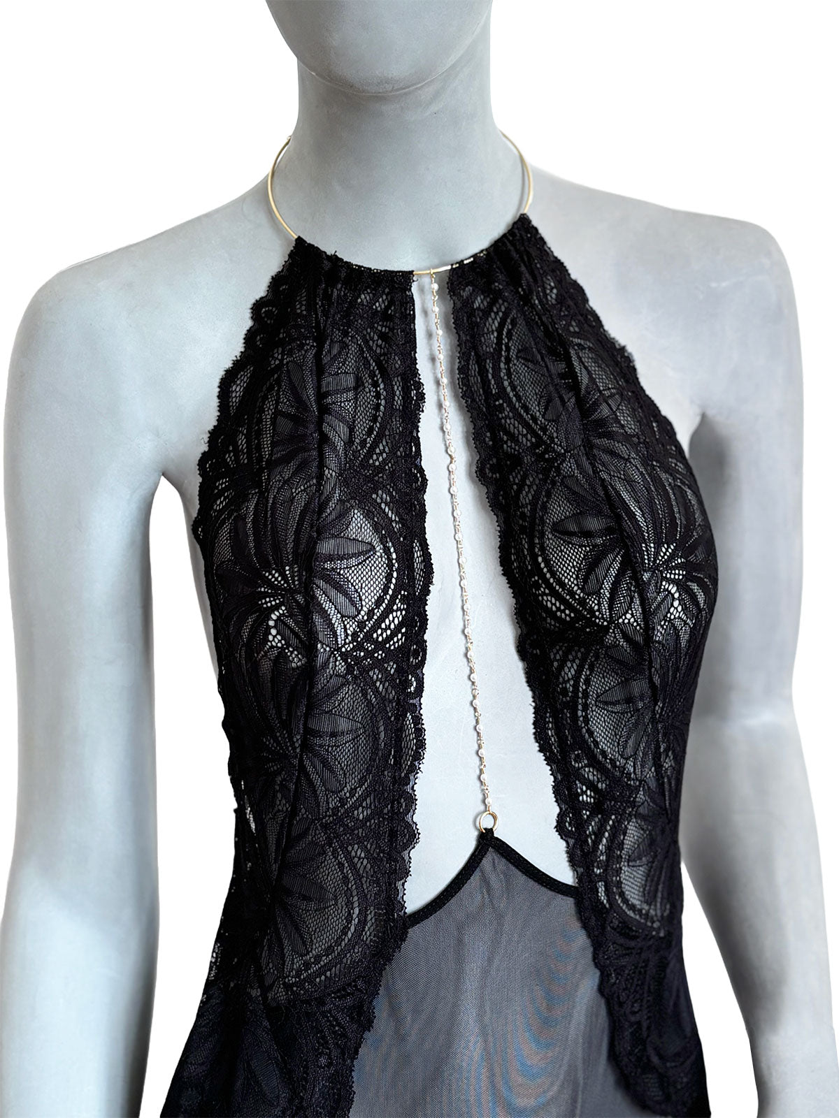 Body Flavia Cisô em renda preta e tule transparente com halter neck e corrente central, vista frontal close-up