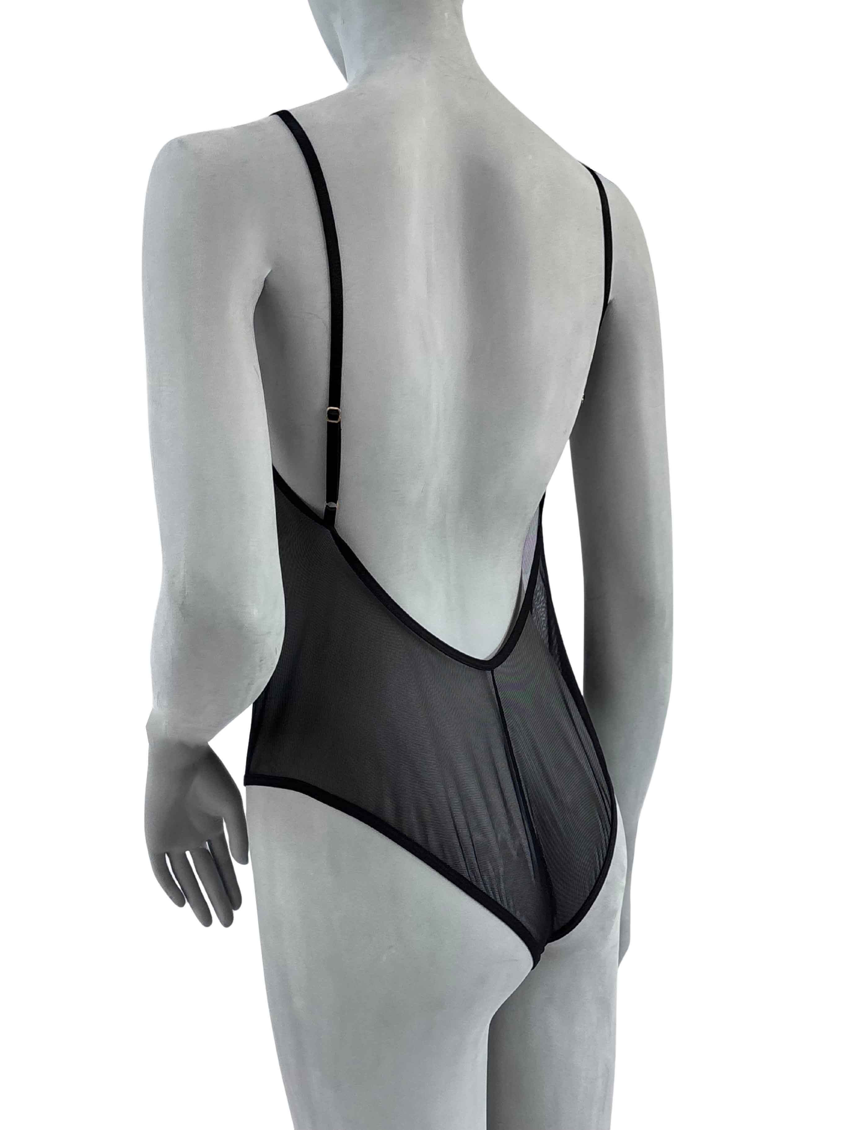 Vista lateral do bodysuit Dorothy Cisô em tule transparente preto, costas abertas e design minimalista