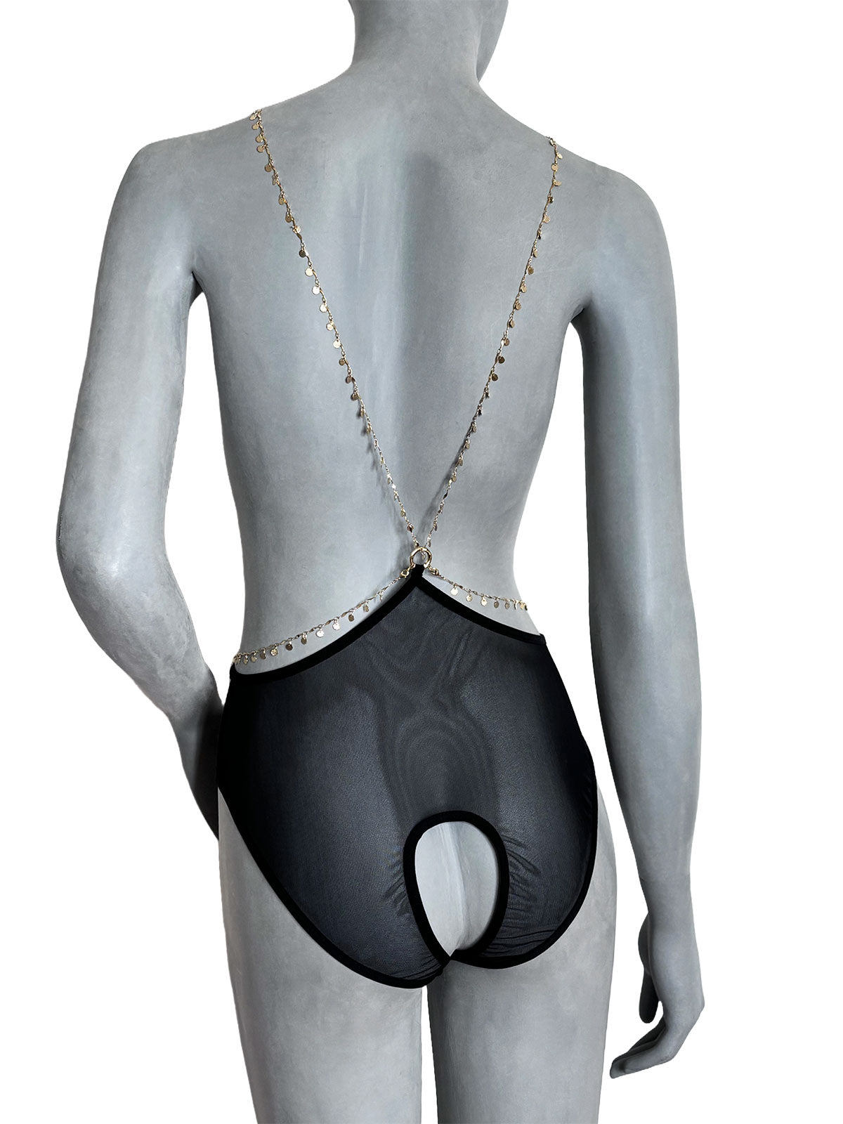 Costas do bodysuit Isa harness hotpant Cisô em tule preto com correntes 18k e abertura estratégica