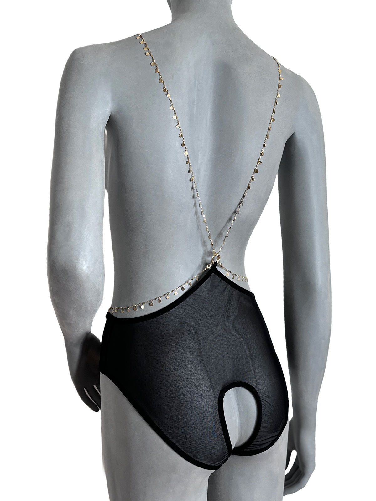 Detalhe costas do bodysuit Isa harness hotpant Cisô em tule preto com correntes 18k e abertura estratégica
