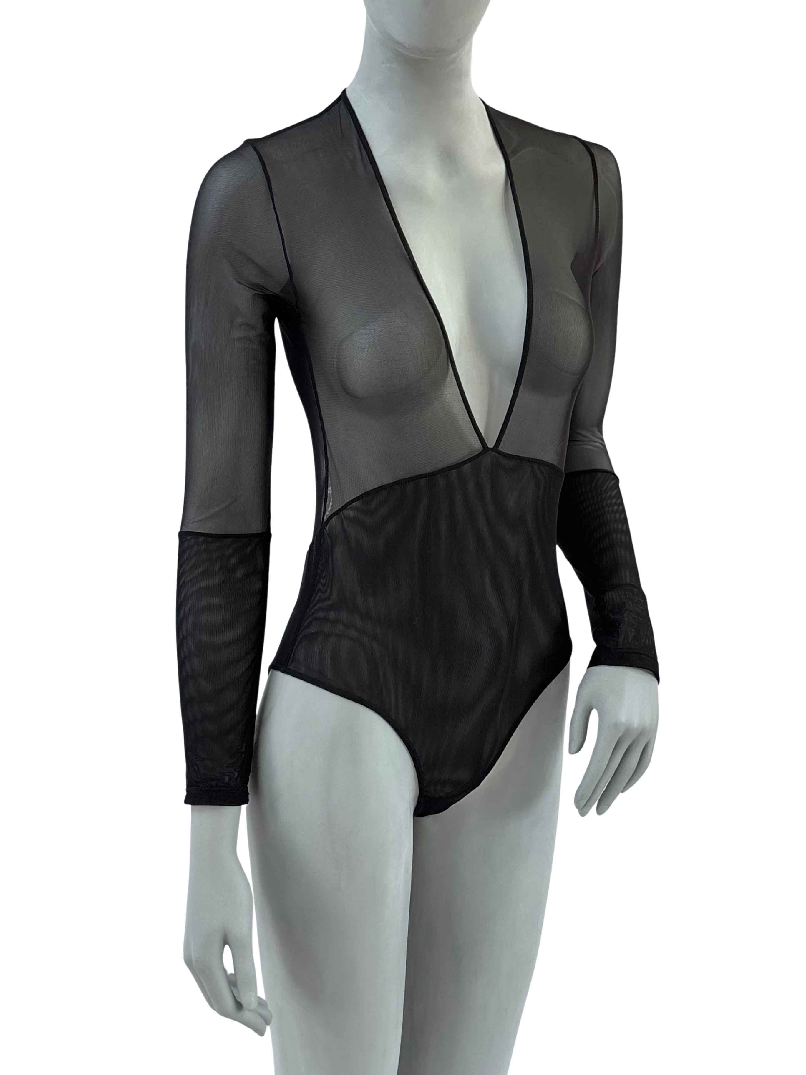 Bodysuit Maud Cisô em tule transparente preto com mangas longas e decote profundo em V, vista frontal lateral