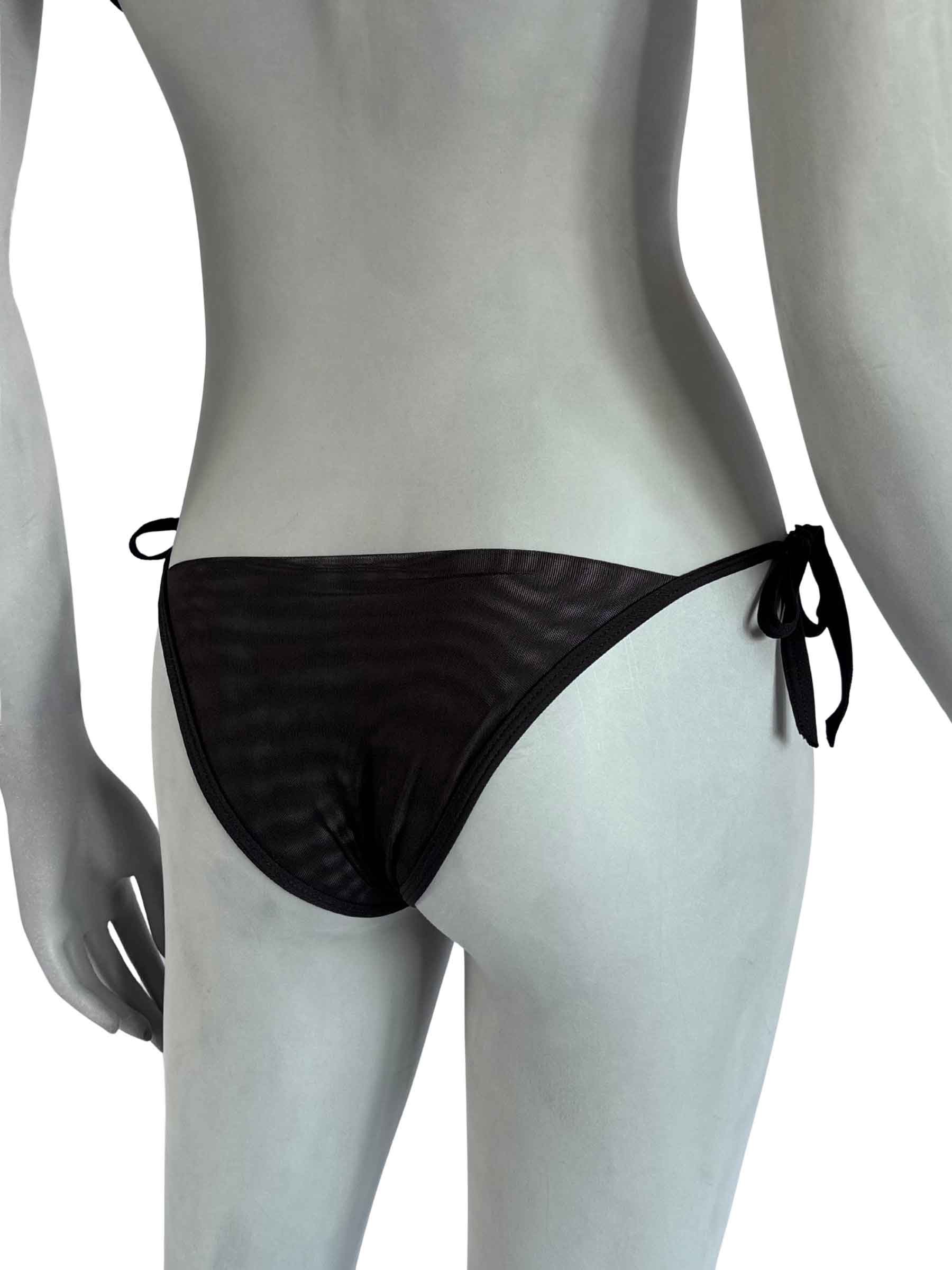 Calcinha Bruna Cisô em tule transparente preto com amarração lateral, vista lateral