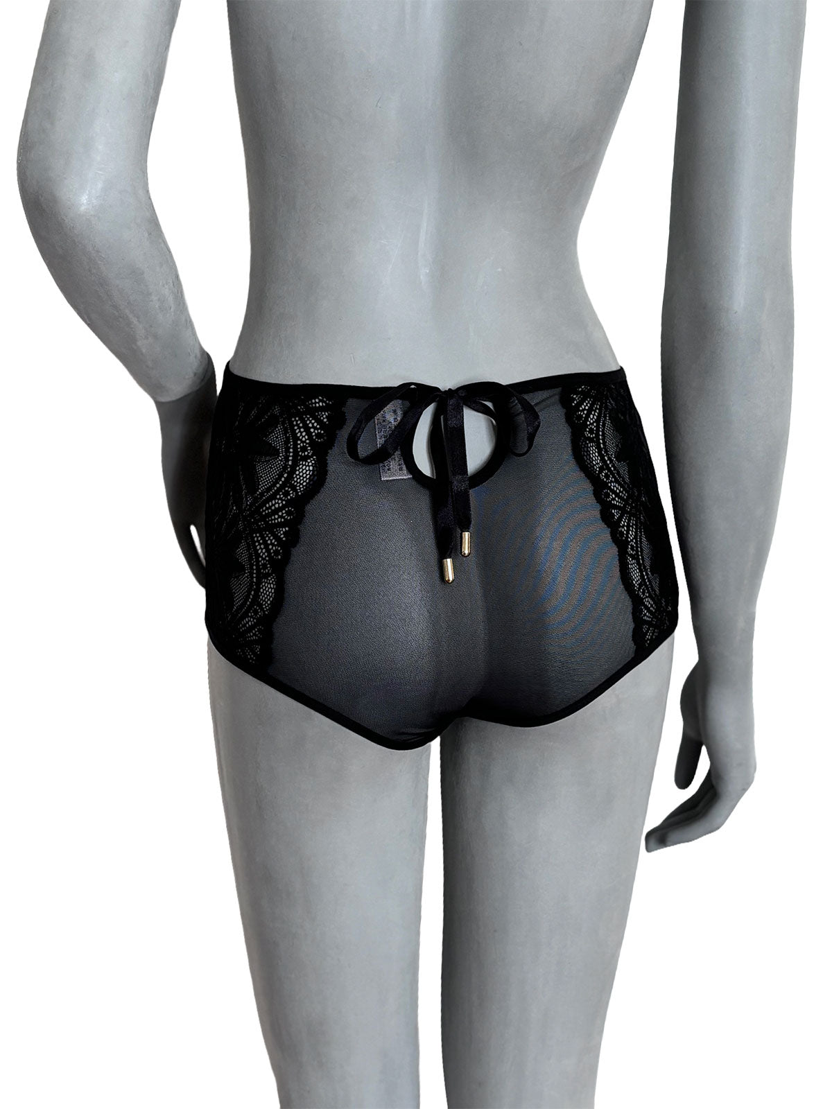 Costas da calcinha Elissa Cisô em renda preta e tule com amarração central