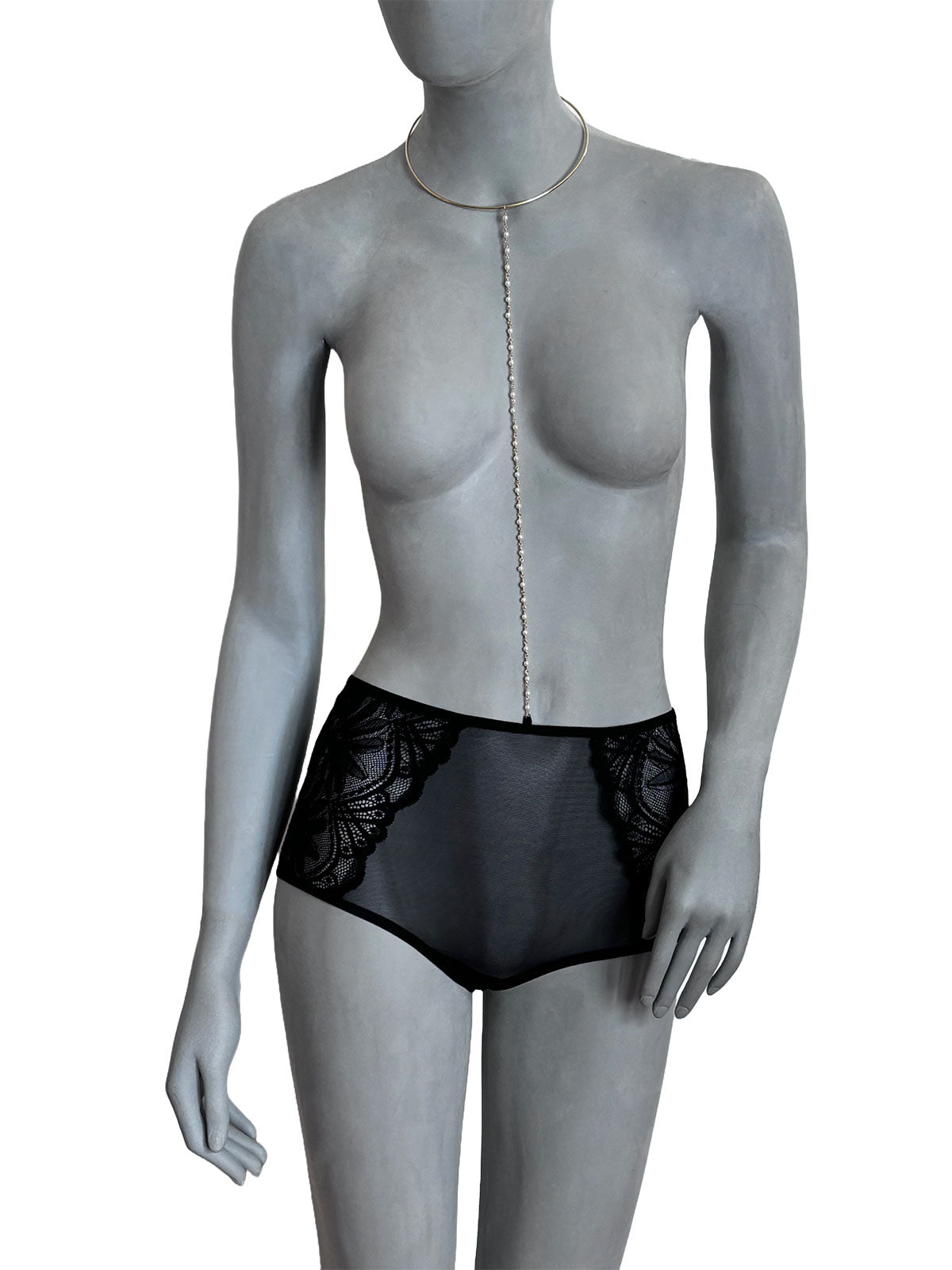 Vista lateral da calcinha Elissa Cisô em tule preto com renda e corrente 18k, design elegante