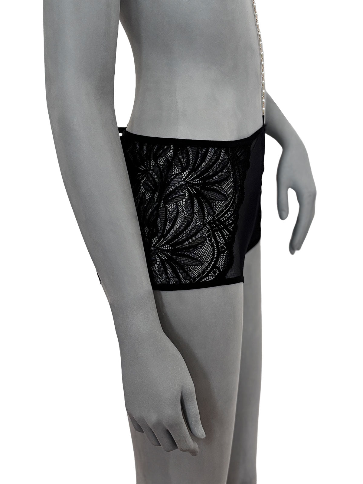 Detalhe das costas da calcinha Elissa Cisô em renda preta e tule, lingerie artesanal