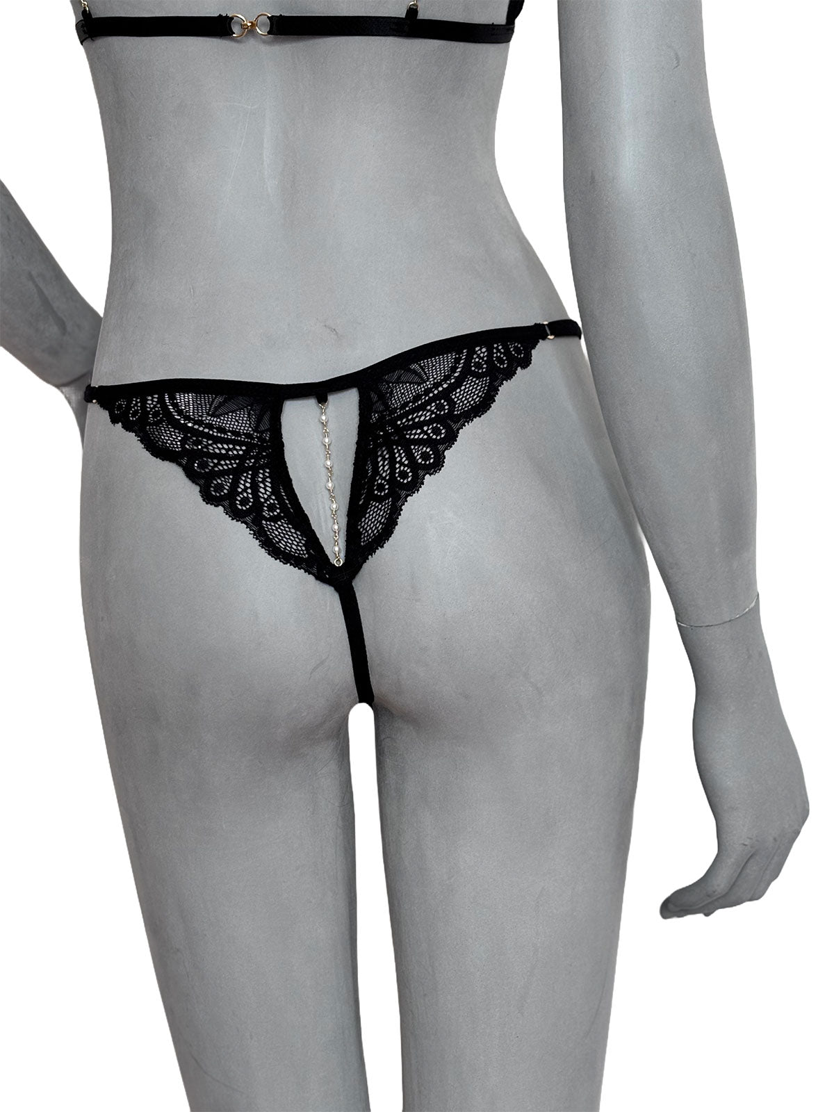 Calcinha Esther em renda preta com corrente de ouro, vista de costas, detalhe do design intimista artesanal da Cisô Atelier