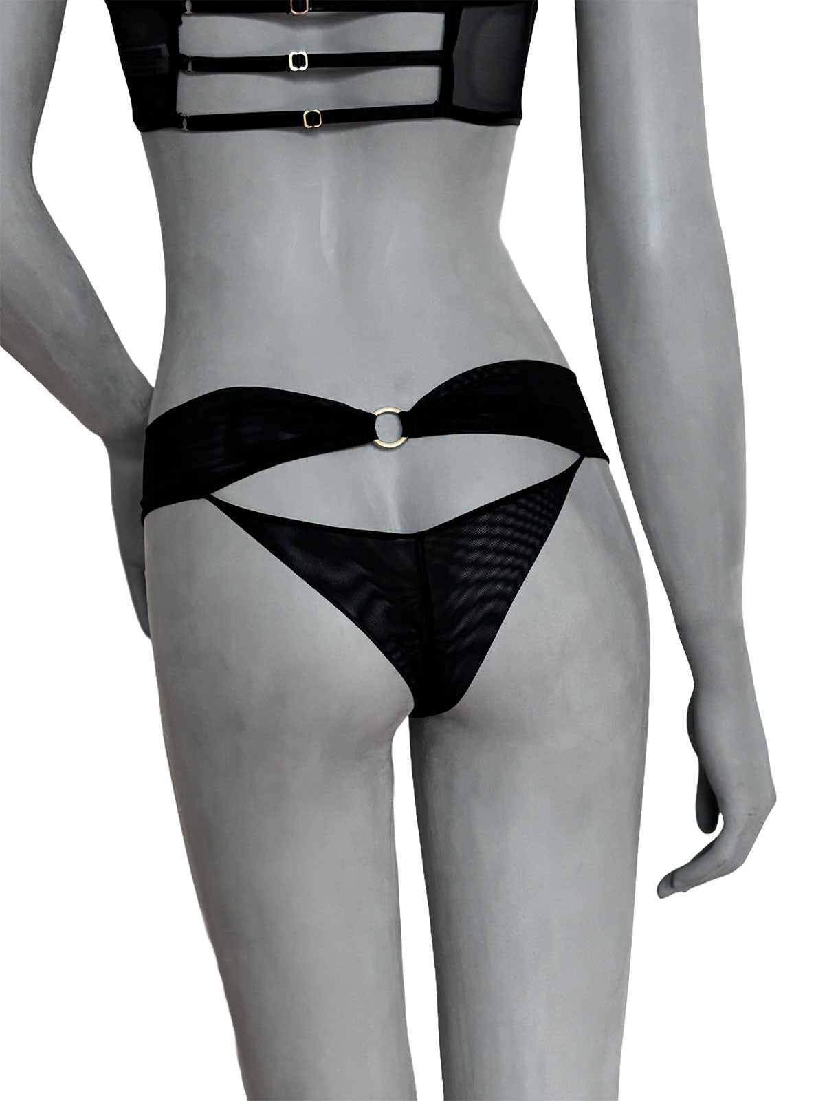Calcinha Julie em tule preto com tira cruzada e argola metálica, vista de costas, lingerie artesanal ousada da Cisô Atelier