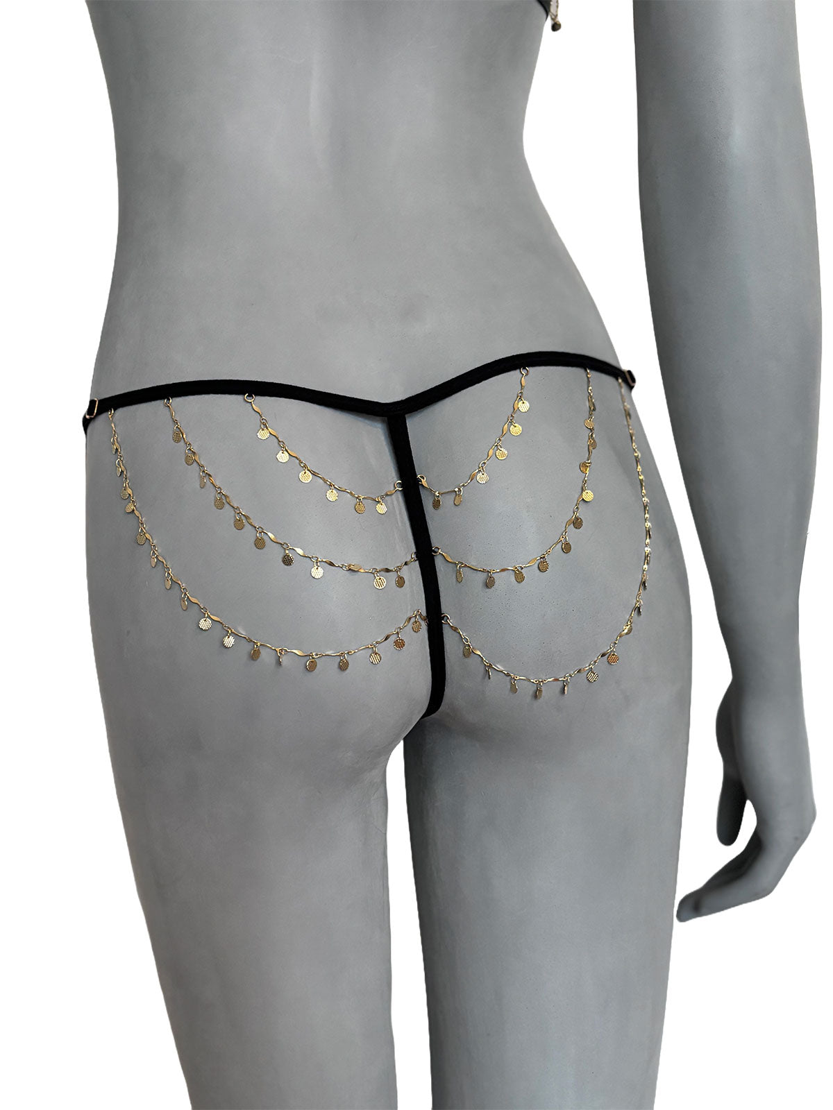 Calcinha Justine em tecido preto com correntes de ouro e moedas, gypsy, vista de costas, lingerie artesanal statement da Cisô Atelier
