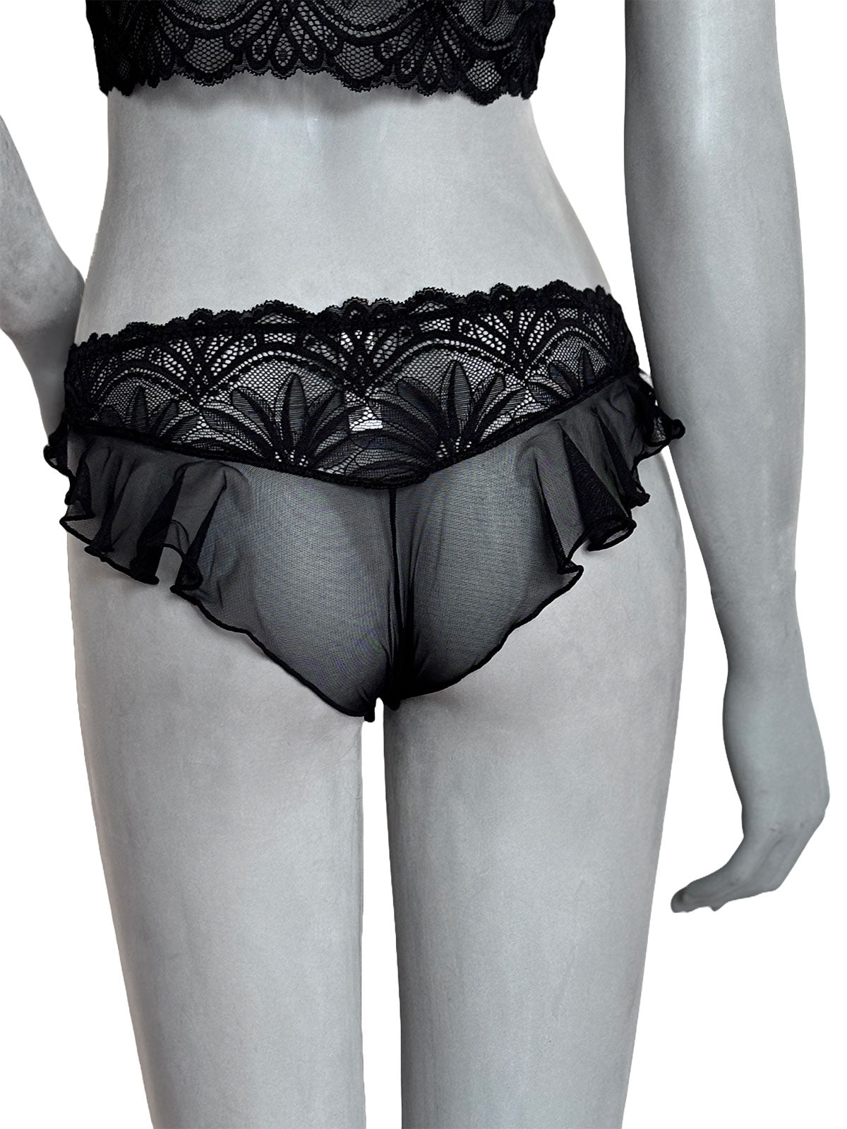 Calcinha Kamila em renda preta com babado volumoso, detalhe, costas, lingerie artesanal romântica da Cisô Atelier
