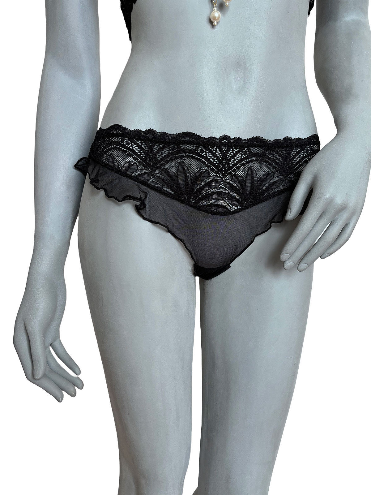 Calcinha Kamila em renda preta com babado, vista frontal, lingerie artesanal romântica da Cisô Atelier