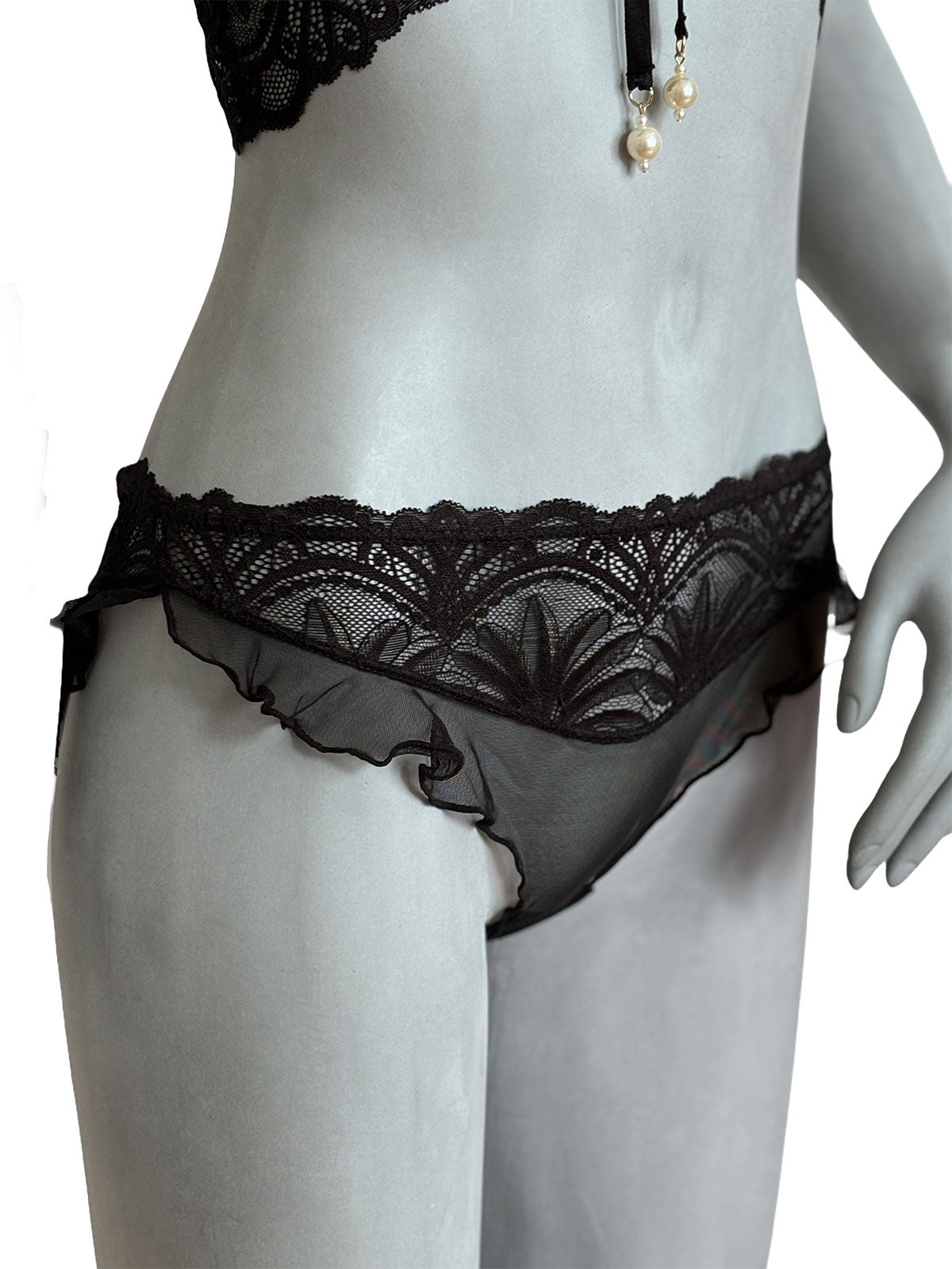 Calcinha Kamila em renda preta com babado, vista lateral, lingerie artesanal delicada da Cisô Atelier