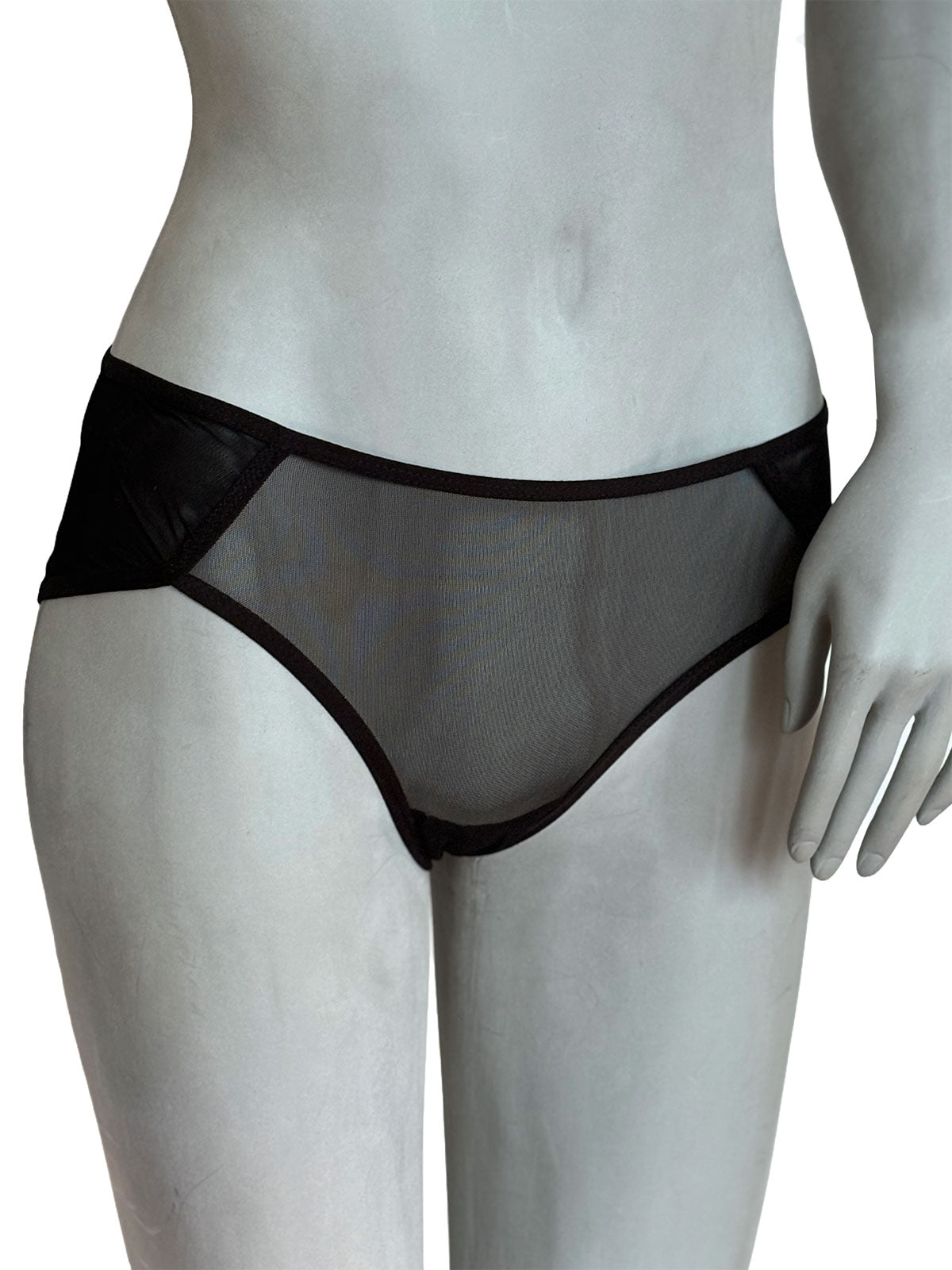 Calcinha Lauren em tule preto com design inusitado e recortes, vista frontal, lingerie artesanal delicada da Cisô Atelier
