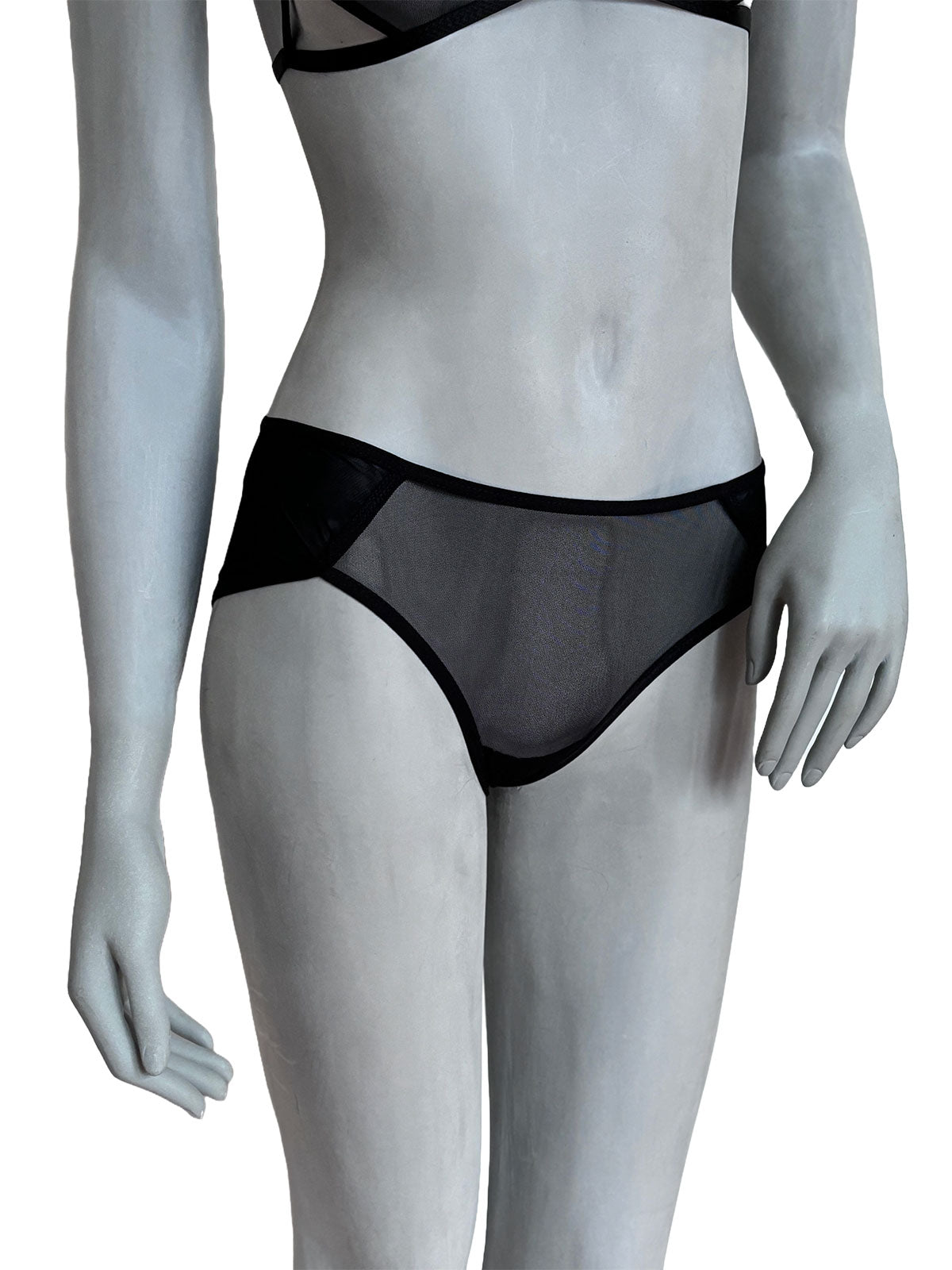 Calcinha Lauren em tule preto com recortes, vista frontal, lingerie artesanal delicada da Cisô Atelier
