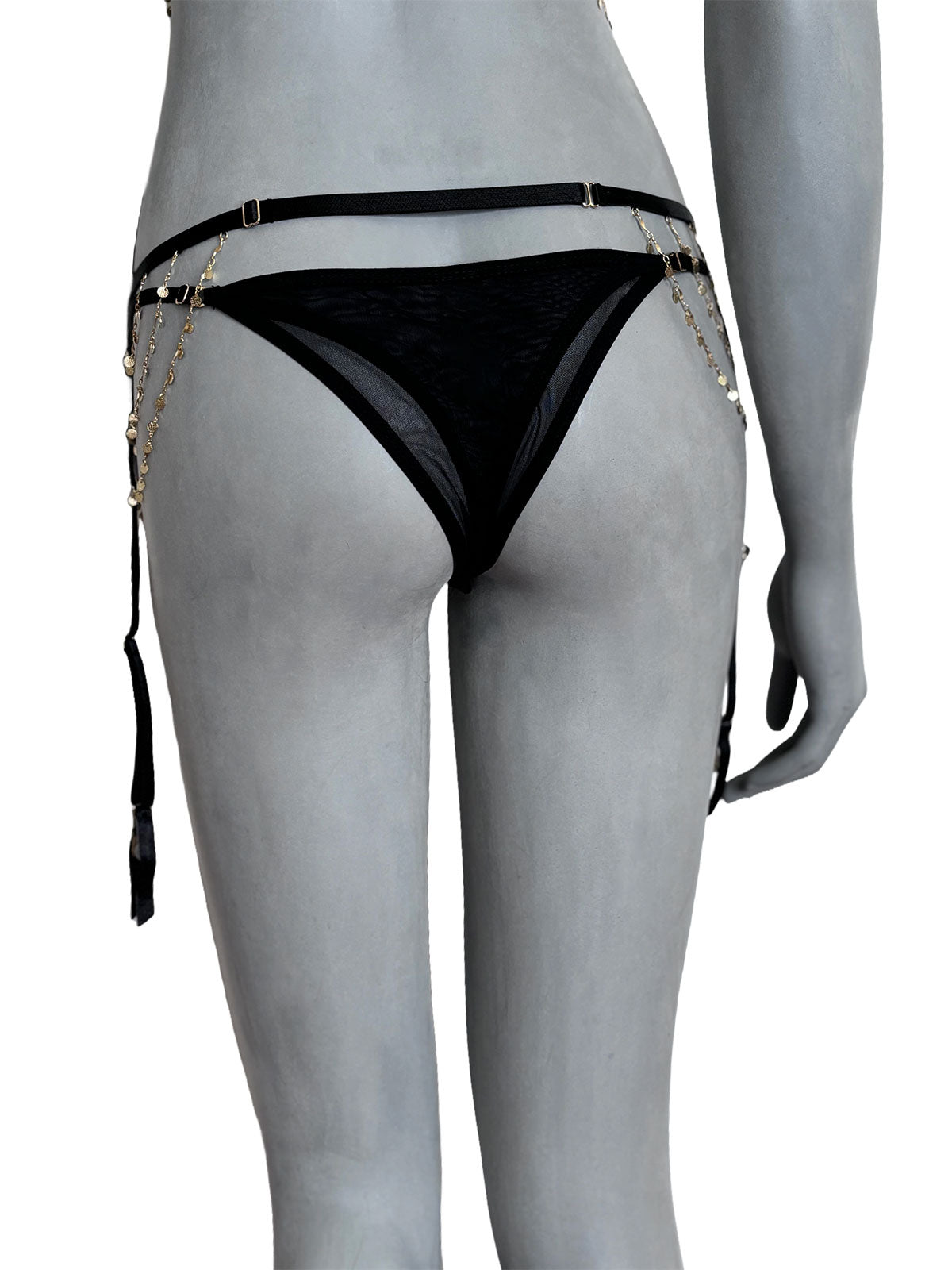 Calcinha Margot em tule preto com recorte nas costas, vista de costas, lingerie artesanal sensual da Cisô Atelier