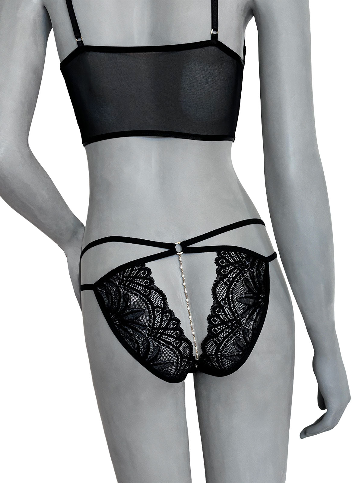 Calcinha Tereza em renda preta com corrente de ouro, vista frontal, lingerie artesanal luxuosa da Cisô Atelier