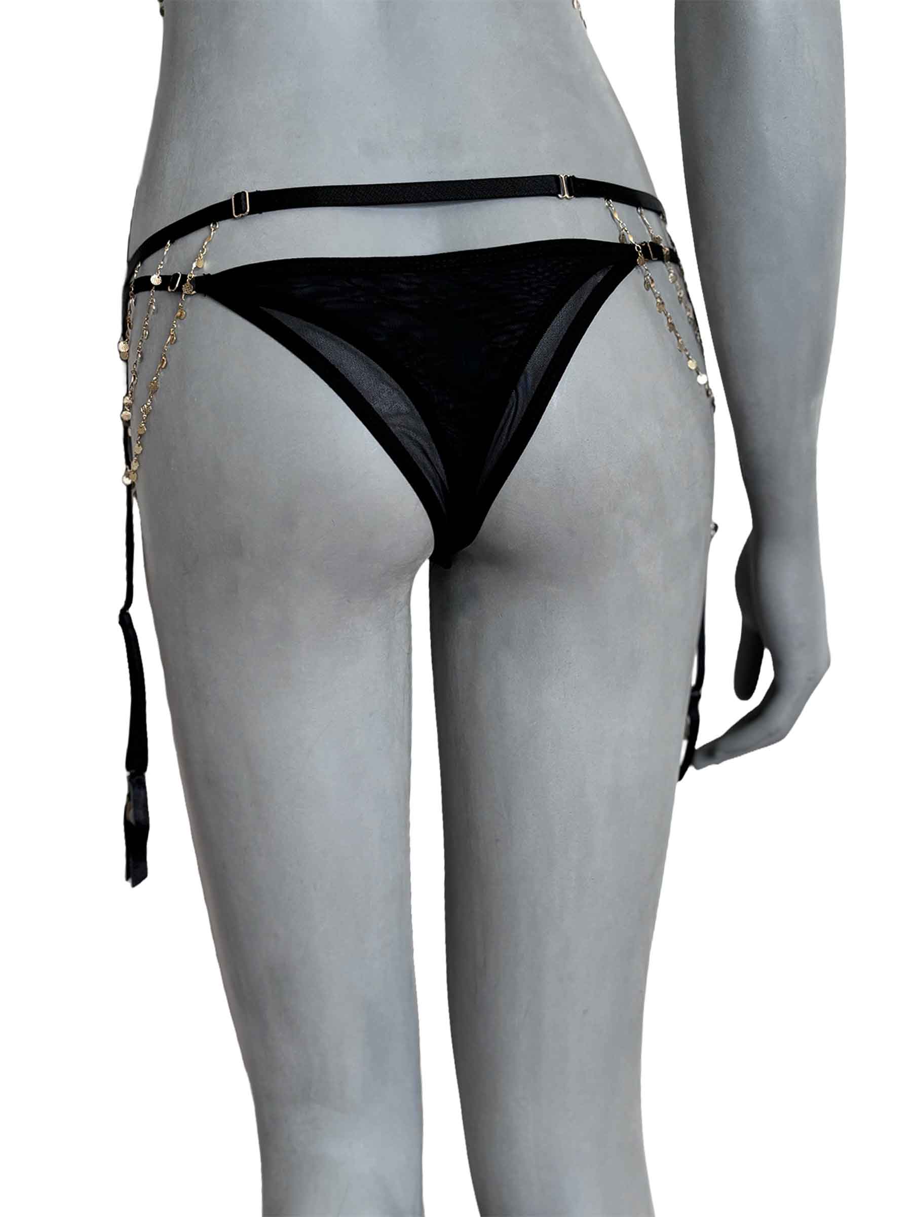 Cinta-liga Margot preta com correntes douradas, banhadas em ouro 18k, detalhe, vista costas completa em manequim, conjunto lingerie artesanal Cisô Atelier
