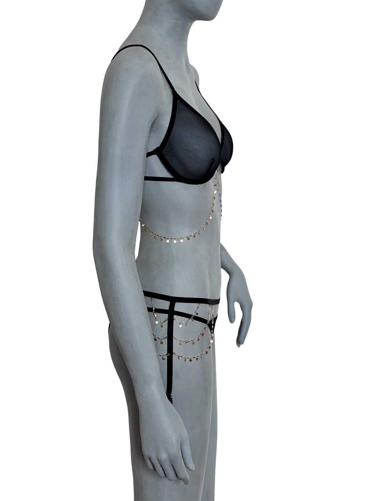 Cinta-liga Margot preta com correntes douradas banhadas em ouro 18k, sutiã com tiras, aro, sem bojo e calcinha preta, vista lateral completa em manequim, conjunto lingerie design autoral artesanal Cisô Atelier