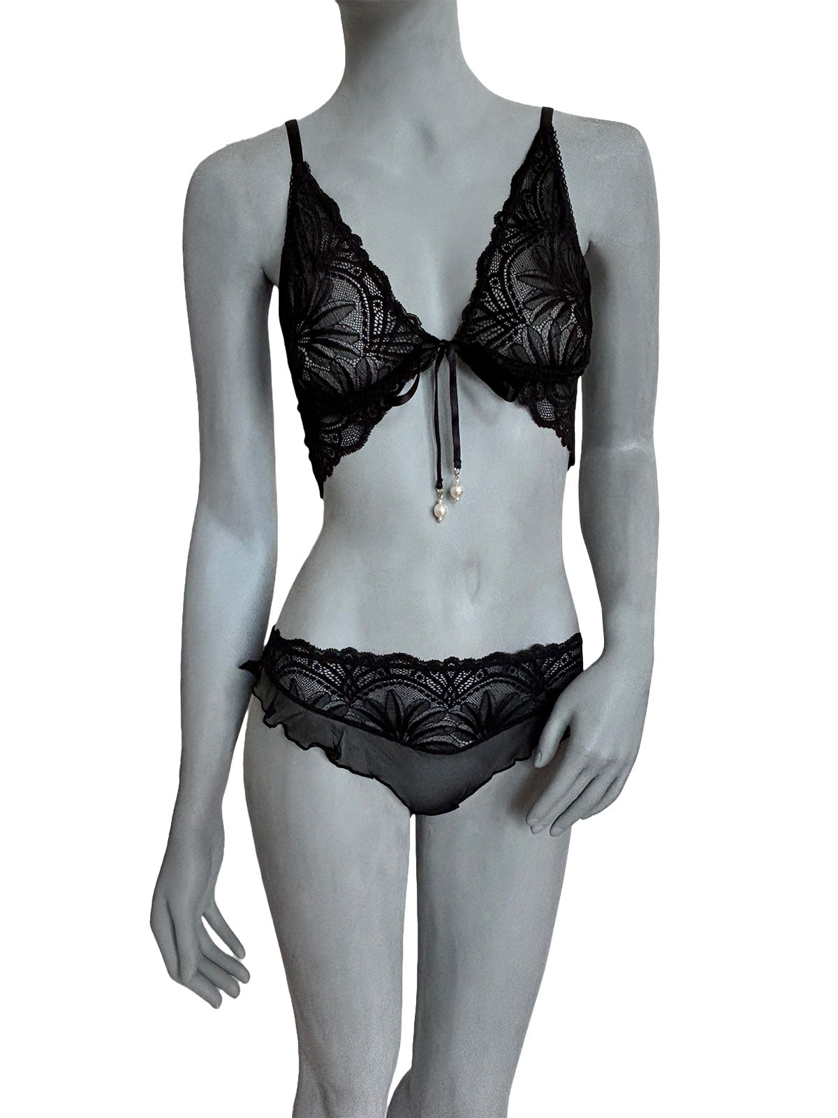 Conjunto Kamila completo em renda preta com sutiã de amarração e pérolas, calcinha com babado, lingerie artesanal romântica da Cisô Atelier