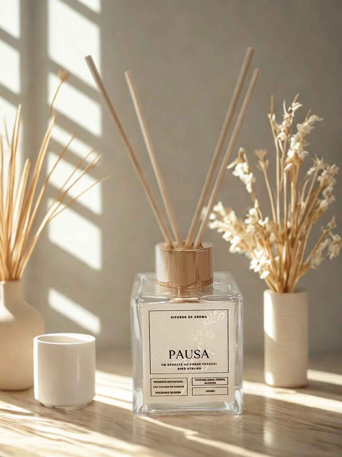 Difusor de ambientes Pausa 100ml da Cisô Atelier em frasco de vidro quadrado com 5 varetas ajustáveis