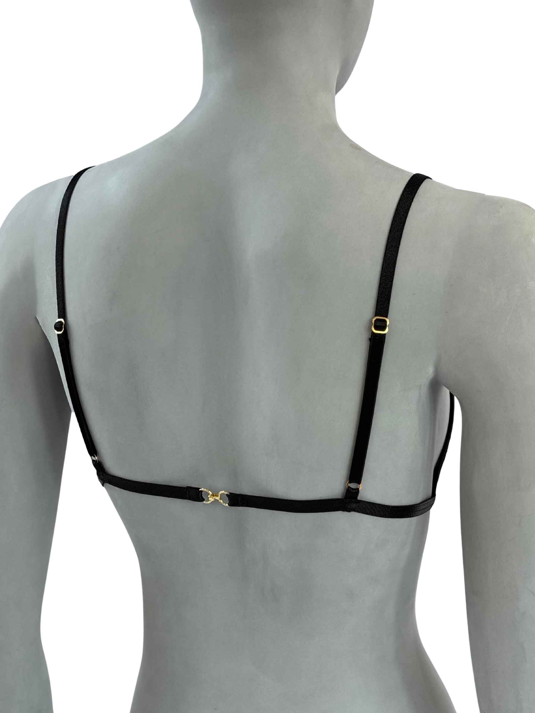 Sutiã Judy preto com alças finas pretas ajustáveis e fecho traseiro em metal dourado, vista costas em manequim fundo neutro, lingerie sem bojo confortável design autoral Cisô Atelier