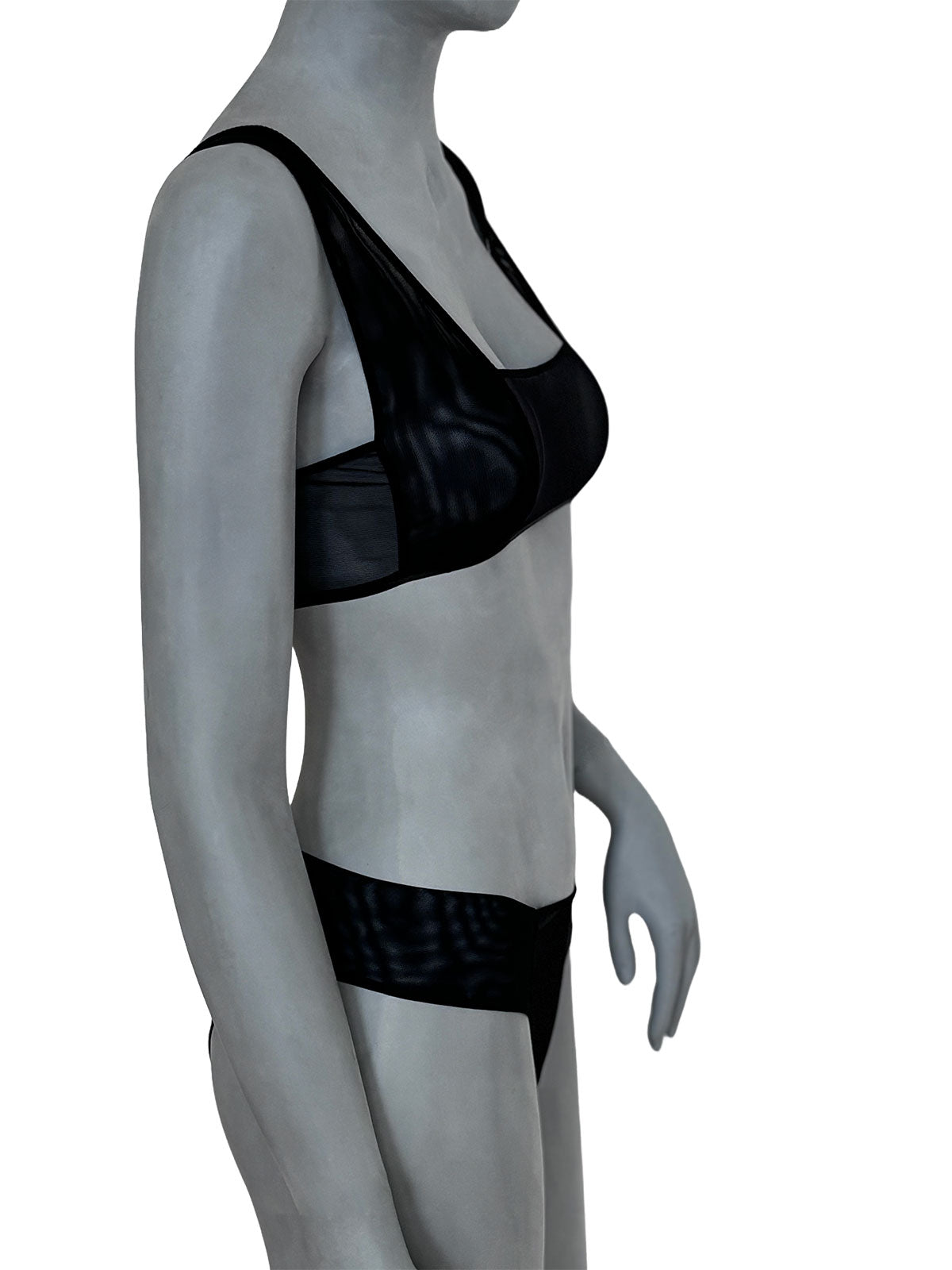 Sutiã Julie preto soft cup em tule transparente com alças largas em tule e decote reto, vista lateral em manequim fundo neutro, lingerie sem bojo confortável design autoral Cisô Atelier