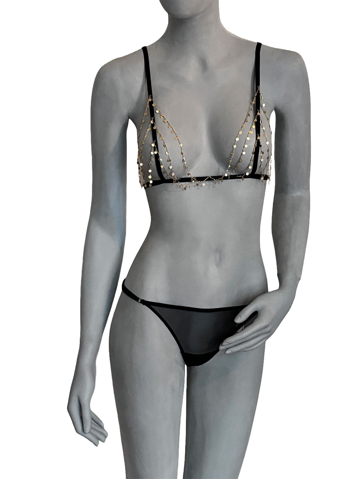 Sutiã Justine preto com correntes banhadas em ouro 18k, pingentes dourados no decote triangular, gypsy, calcinha preta fio dental, alças finas ajustáveis, conjunto frontal em manequim fundo neutro, lingerie sem bojo design autoral Cisô Atelier