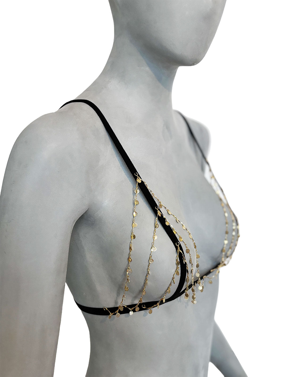 Sutiã Justine preto com correntes banhadas em ouro 18k, pingentes dourados no decote triangular, gypsy, alças finas pretas ajustáveis, vista lateral em manequim fundo neutro, lingerie sem bojo artesanal Cisô Atelier
