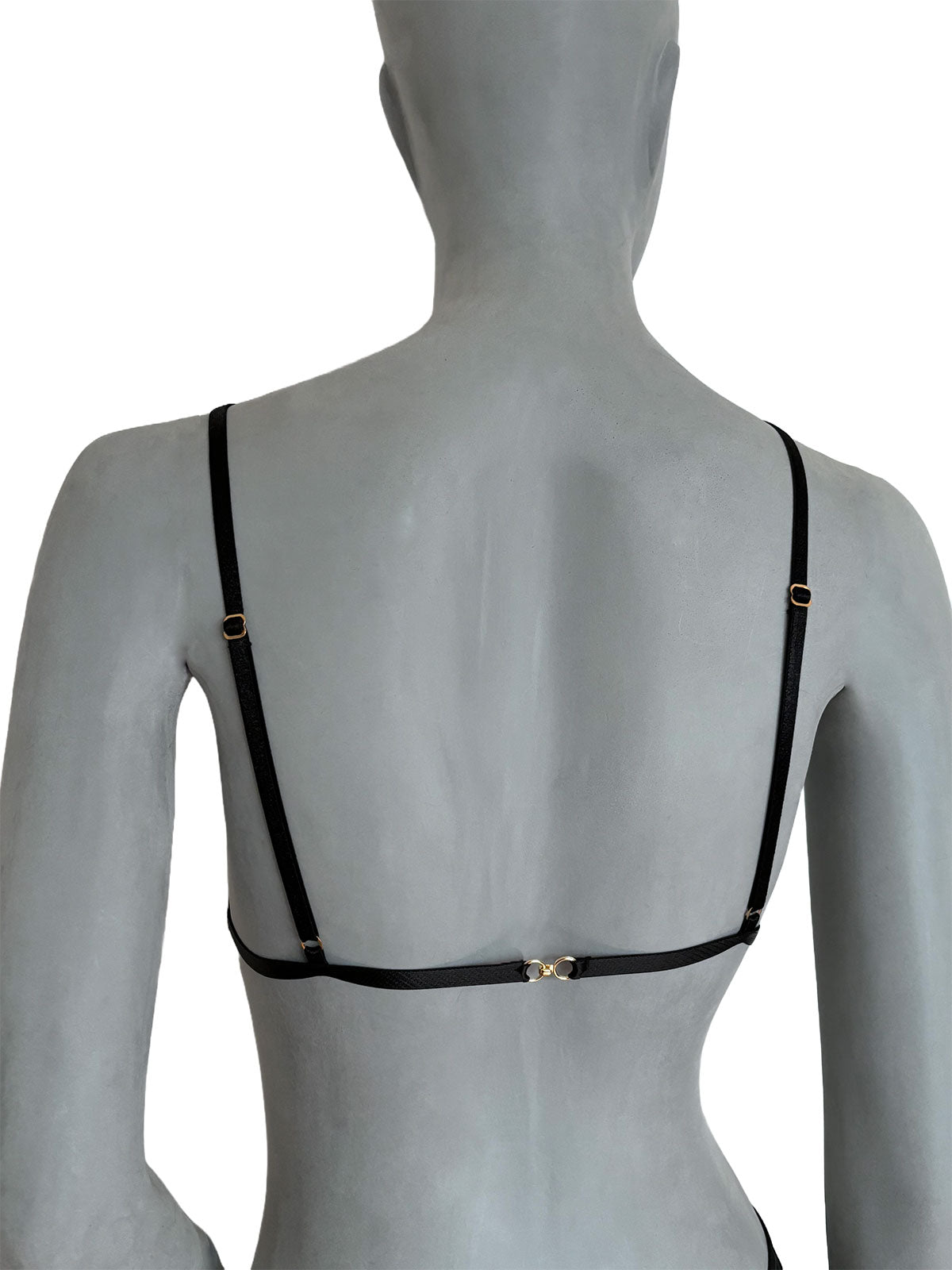 Sutiã Lauren preto em tule transparente com alças finas pretas ajustáveis e fecho traseiro com detalhes dourados, vista costas em manequim fundo neutro, lingerie sem bojo confortável design autoral Cisô Atelier